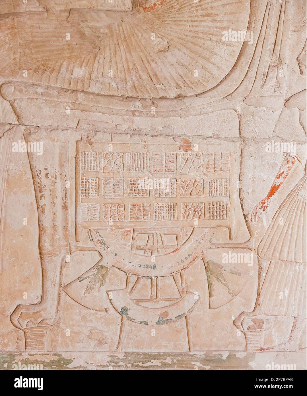 Égypte, Saqqara, tombe de Horemheb, chambre intérieure, mur sud. Trône aux pattes de lion, tabouret aux motifs floraux, fruits et biscuits. Banque D'Images