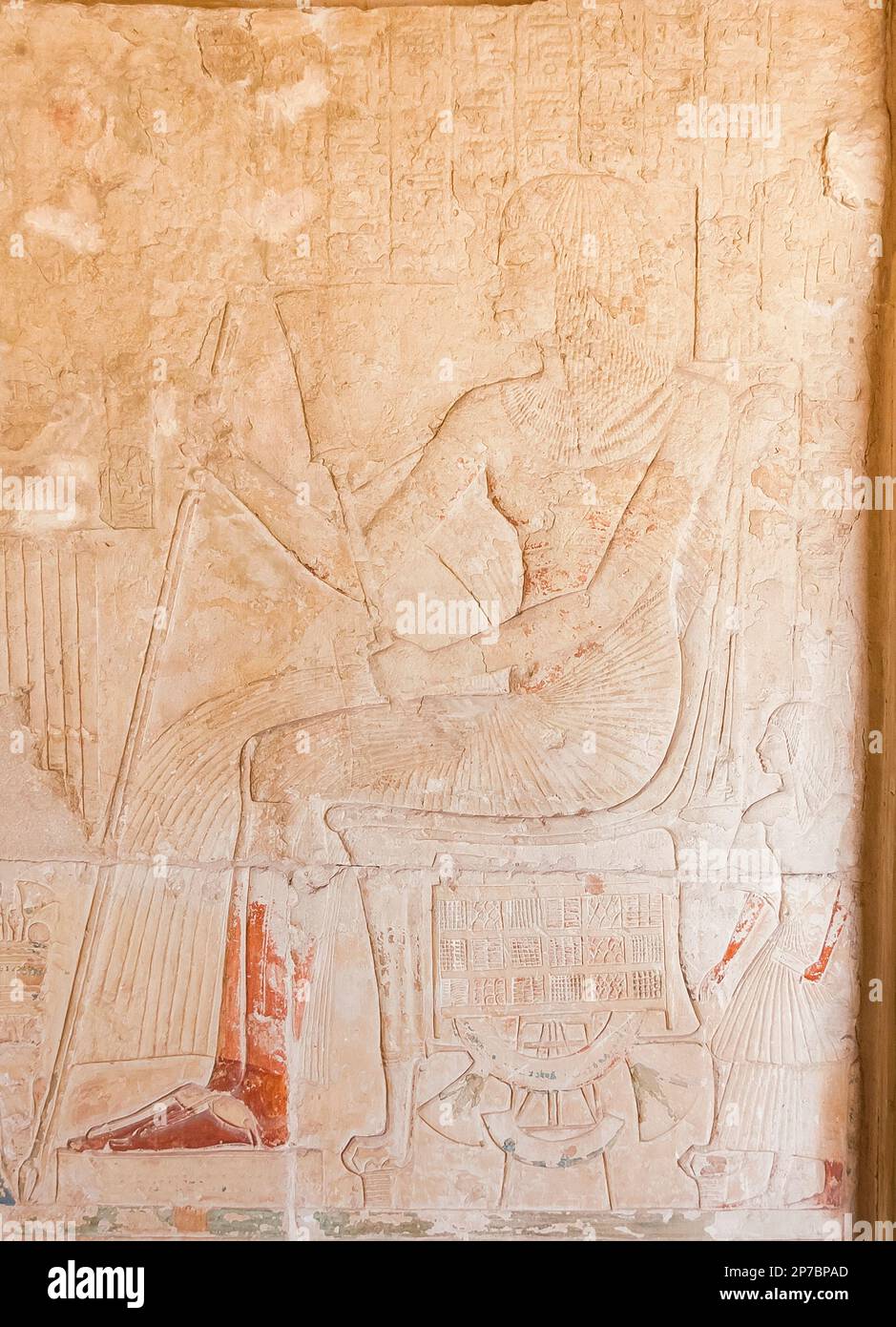 Égypte, Saqqara, tombe de Horemheb, chambre intérieure, mur sud. Horemheb assis sur un trône avec des pattes de lion. Banque D'Images