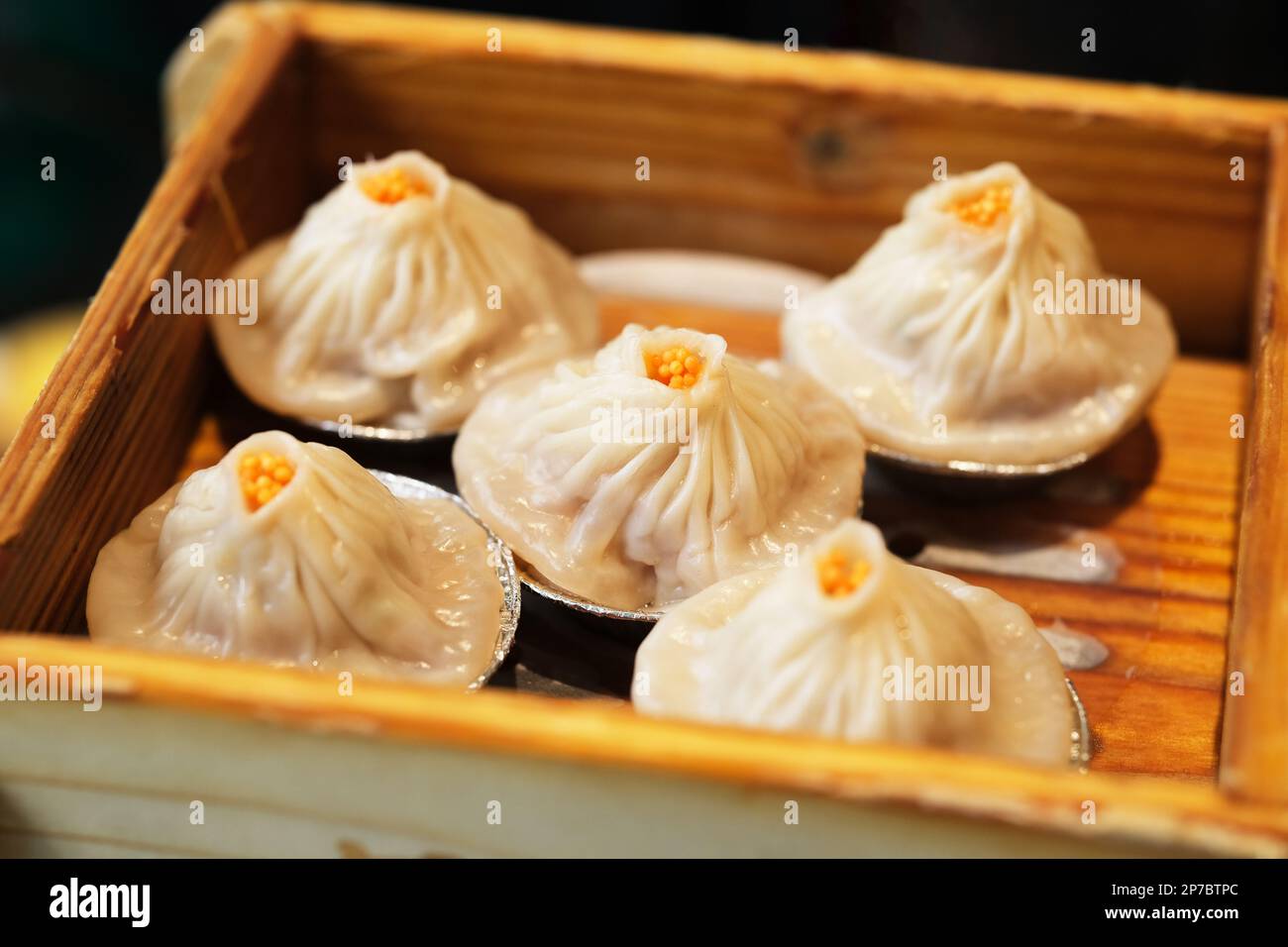 Fermez plusieurs œufs de crabe Tangbao (soupe de pain) dans le cuiseur vapeur. Pains chinois traditionnels remplis de soupe Banque D'Images