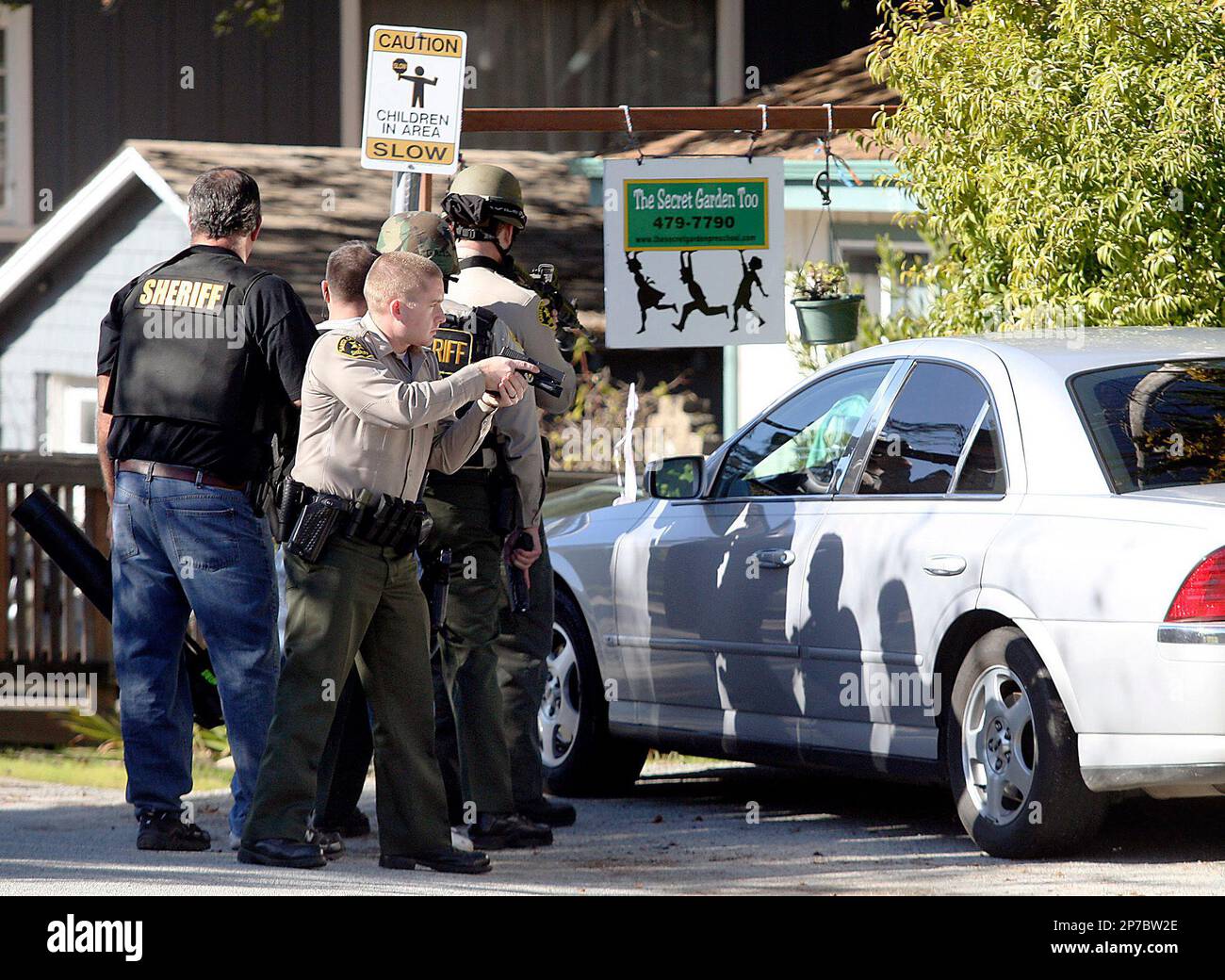 Santa Cruz County SWAT team members move to enter The Secret Garden Too preschool on Monday, Nov. 29, 2010, in search for an armed, escaped inmate who overpowered a female deputy, tased her and took her gun before fleeing into the Prospect Heights neighborhood of Santa Cruz, Calif. The manhunt for Maurice Ainsworth, 24, prompted foot and aerial searches, lockdowns at area schools and evacuations of some homes in the neighborhood. (AP Photo/ Santa Cruz Sentinel, Dan Coyro) Banque D'Images