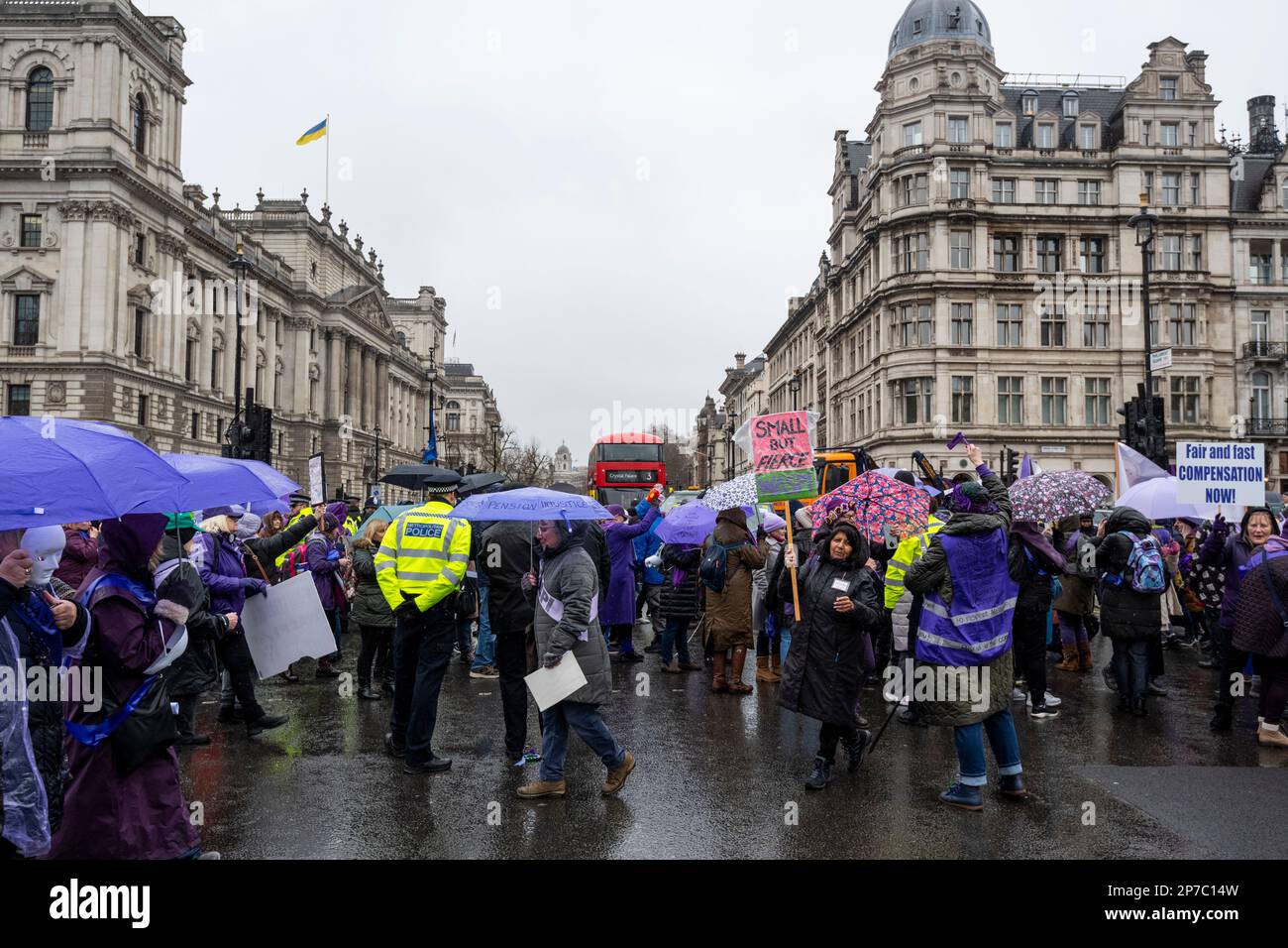 Londres, Royaume-Uni. 8 mars 2023. Les participants bloquent la route devant les chambres du Parlement lors d’une manifestation des femmes contre l’inégalité des pensions d’État (WASPI) sur la place du Parlement à l’occasion de la Journée internationale de la femme. Le groupe continue de faire campagne pour les femmes nées en 1950s qui sont confrontées à des difficultés financières après que la loi de 1995 sur les pensions de l'État a augmenté l'âge de la pension de l'État des femmes de 60 à 65 ans. Credit: Stephen Chung / Alamy Live News Banque D'Images