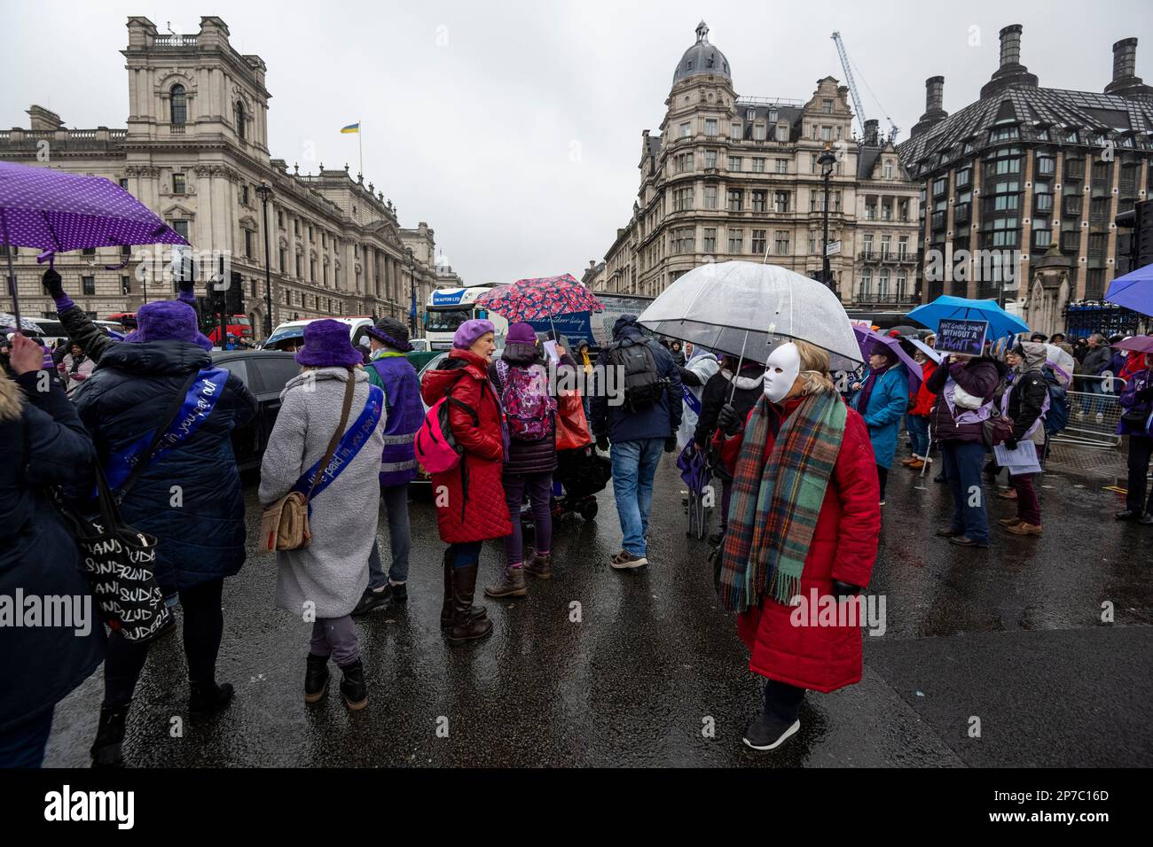 Londres, Royaume-Uni. 8 mars 2023. Lors d’un rassemblement des femmes contre l’inégalité des pensions de l’État (WASPI) et d’une manifestation sur la place du Parlement à l’occasion de la Journée internationale de la femme. Le groupe continue de faire campagne pour les femmes nées en 1950s qui sont confrontées à des difficultés financières après que la loi de 1995 sur les pensions de l'État a augmenté l'âge de la pension de l'État des femmes de 60 à 65 ans. Credit: Stephen Chung / Alamy Live News Banque D'Images