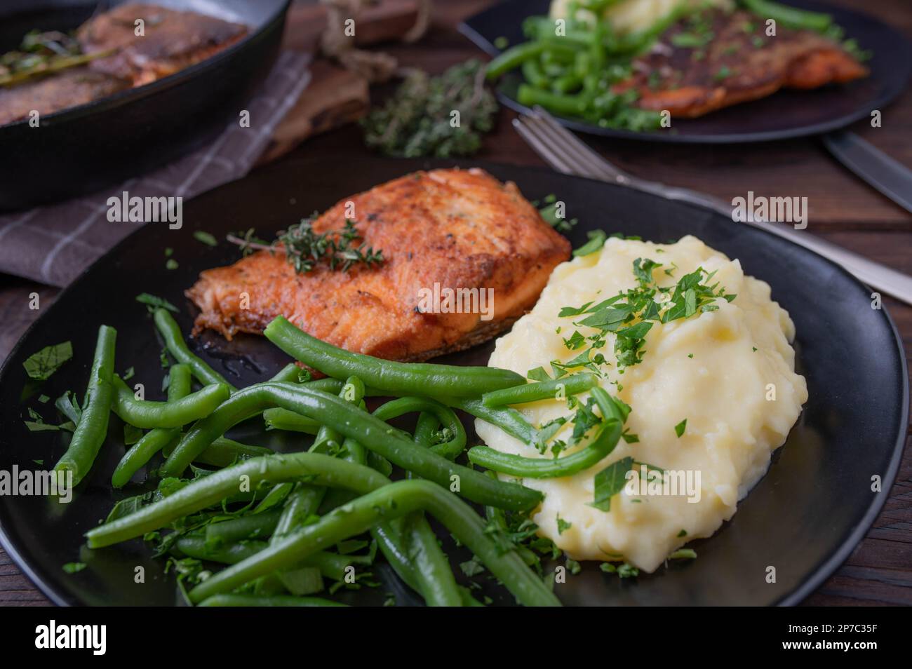 Haricots verts sur une assiette avec purée de pommes de terre et filet