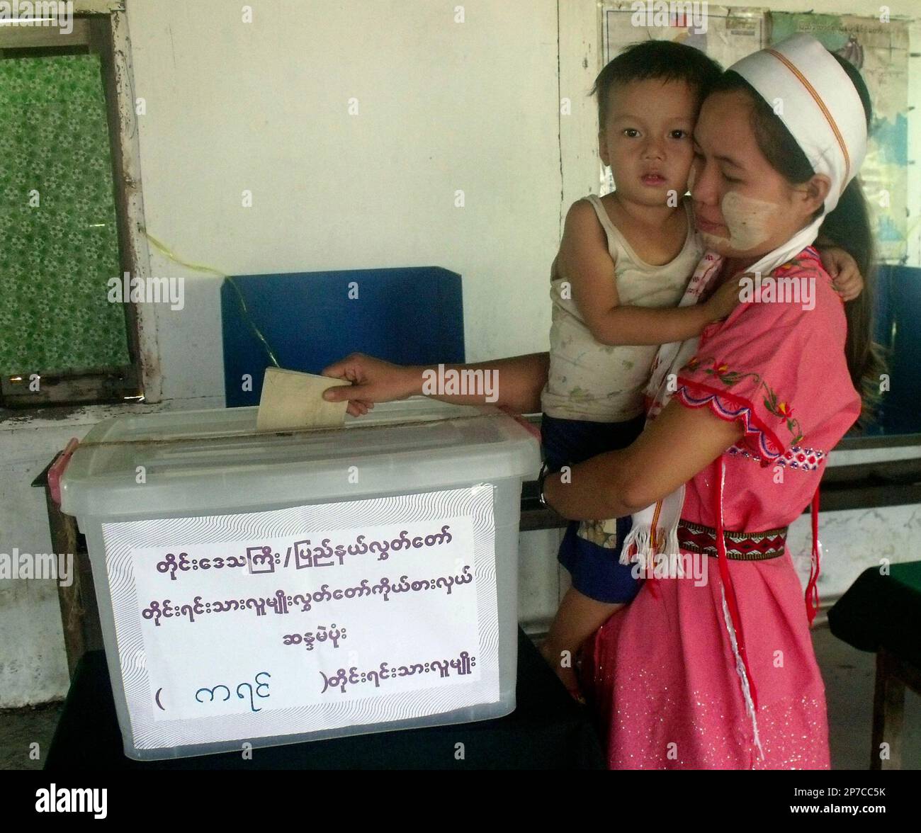 A Karen ethnic woman casts an advance vote at a local election commission office Saturday, Nov. 6, 2010, in Yangon, Myanmar. There was little fanfare on the eve of the balloting in Yangon, with many voters expressing apathy about elections they said had already been orchestrated by the ruling generals. (AP Photo) Banque D'Images