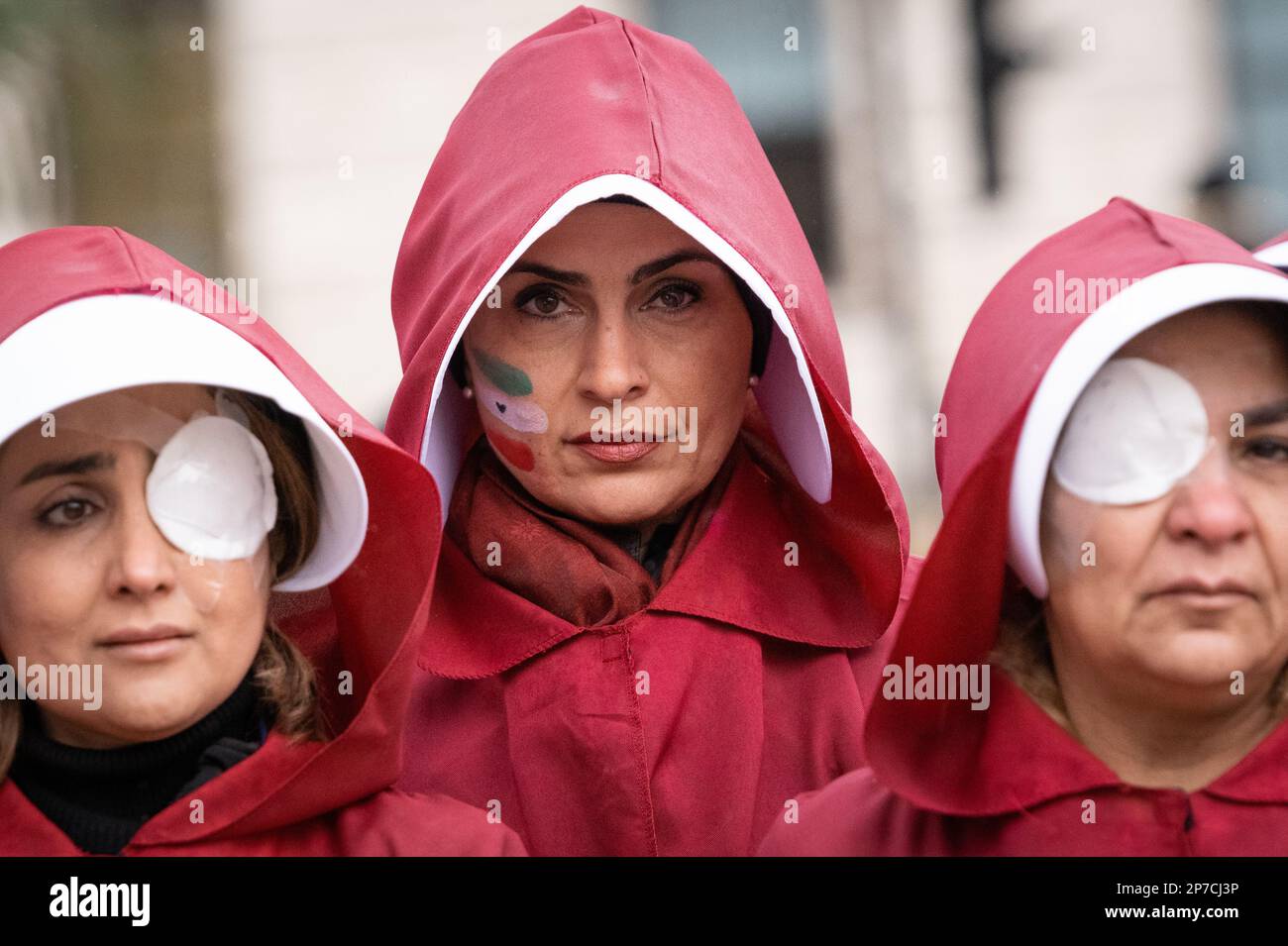 Parliament Square, Londres, Royaume-Uni. 8th mars 2023. Les femmes britanniques-iraniennes, habillées comme des personnages de la Tale de la servante, marquent la première Journée internationale de la femme Banque D'Images