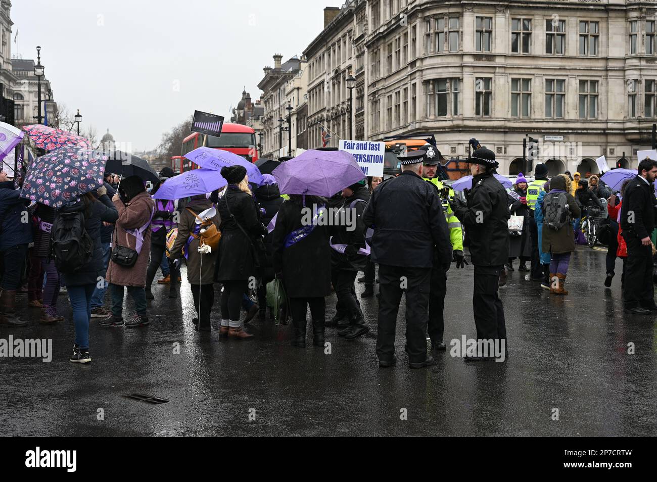 Londres, Royaume-Uni. 08th mars 2023. 2023-03-08, Parliament Square, Londres, Royaume-Uni. Les femmes contre l'inégalité des pensions de l'État (WASPI) protestent à l'occasion de la Journée internationale de la femme. Campagne WASPI pour les femmes nées en 1950s. D'autres expriment le gouvernement britannique légalisant le vol de six ans de pensions de femmes sans préavis, bien que certaines personnes recevant l'avis soient en 2011. Ils ont été empêchés d'obtenir leur pension d'État. Presque toutes ces femmes n'ont pas fait l'université et ont rendu leur vie difficile sans sauver ou prendre leur retraite. WASPI fait campagne depuis dix ans. Crédit : voir Li Banque D'Images