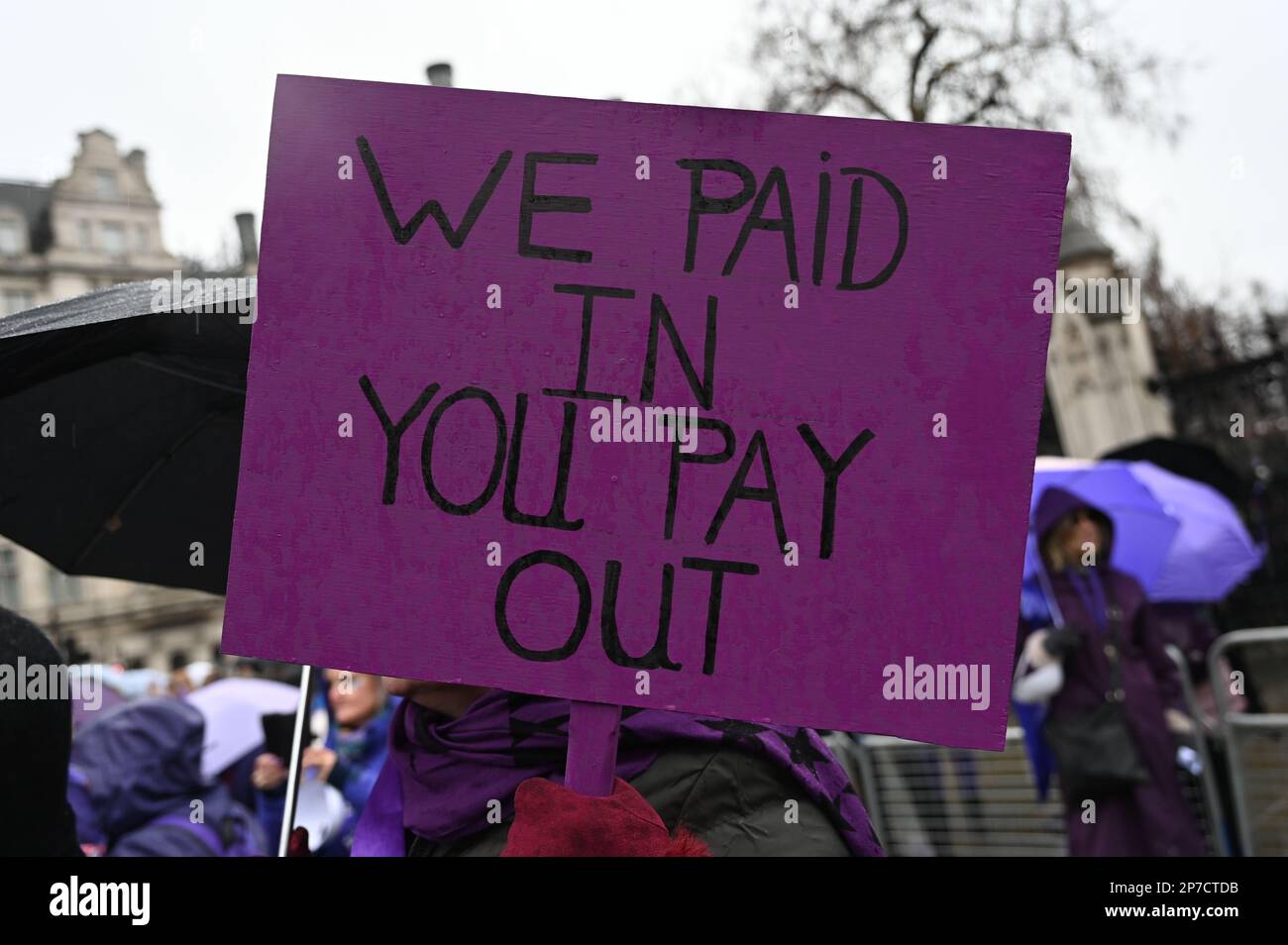 Londres, Royaume-Uni. 08th mars 2023. 2023-03-08, Parliament Square, Londres, Royaume-Uni. Les femmes contre l'inégalité des pensions de l'État (WASPI) protestent à l'occasion de la Journée internationale de la femme. Campagne WASPI pour les femmes nées en 1950s. D'autres expriment le gouvernement britannique légalisant le vol de six ans de pensions de femmes sans préavis, bien que certaines personnes recevant l'avis soient en 2011. Ils ont été empêchés d'obtenir leur pension d'État. Presque toutes ces femmes n'ont pas fait l'université et ont rendu leur vie difficile sans sauver ou prendre leur retraite. WASPI fait campagne depuis dix ans. Crédit : voir Li Banque D'Images