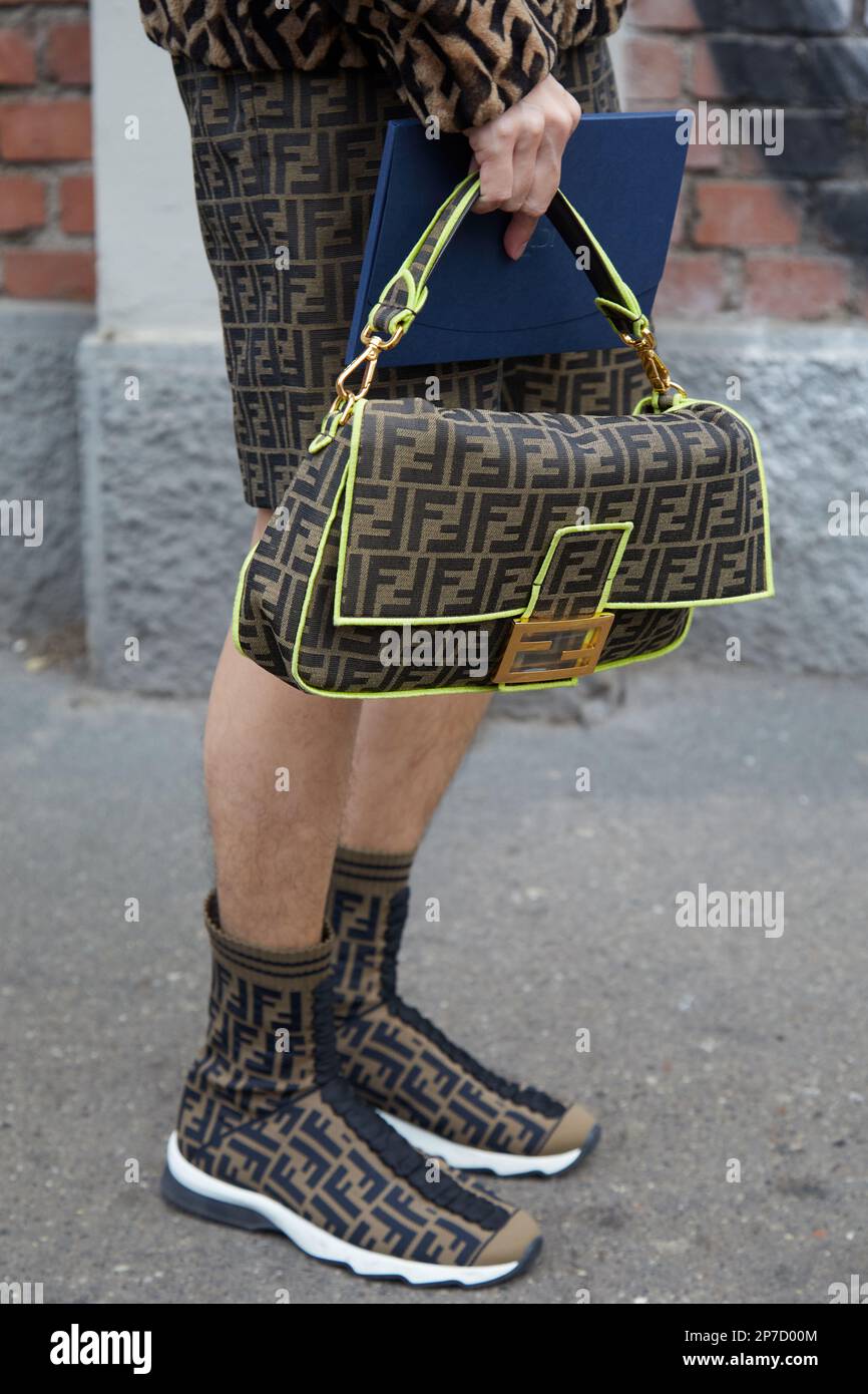 MILAN ITALIE 22 F VRIER 2023 Homme avec le logo Fendi marron
