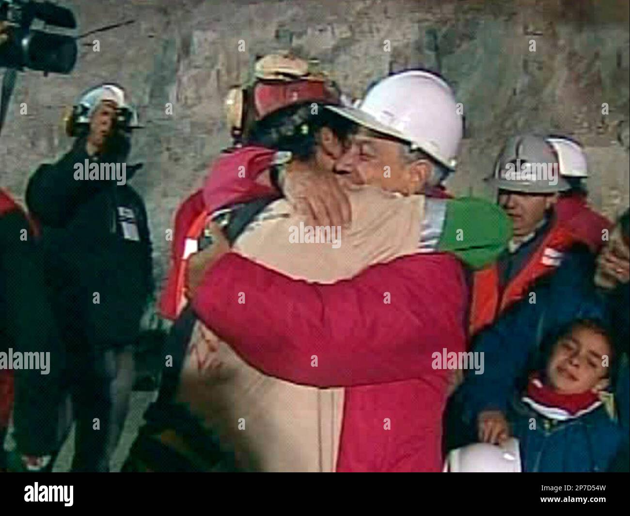 In this screen grab taken from video, Florencio Avalos, the first miner to be rescued, left, is embraced by Chilean President Sebastian Pinera after his rescue Tuesday, Oct. 12, 2010 at San Jose Mine near Copiapo, Chile. (AP Photo) Banque D'Images