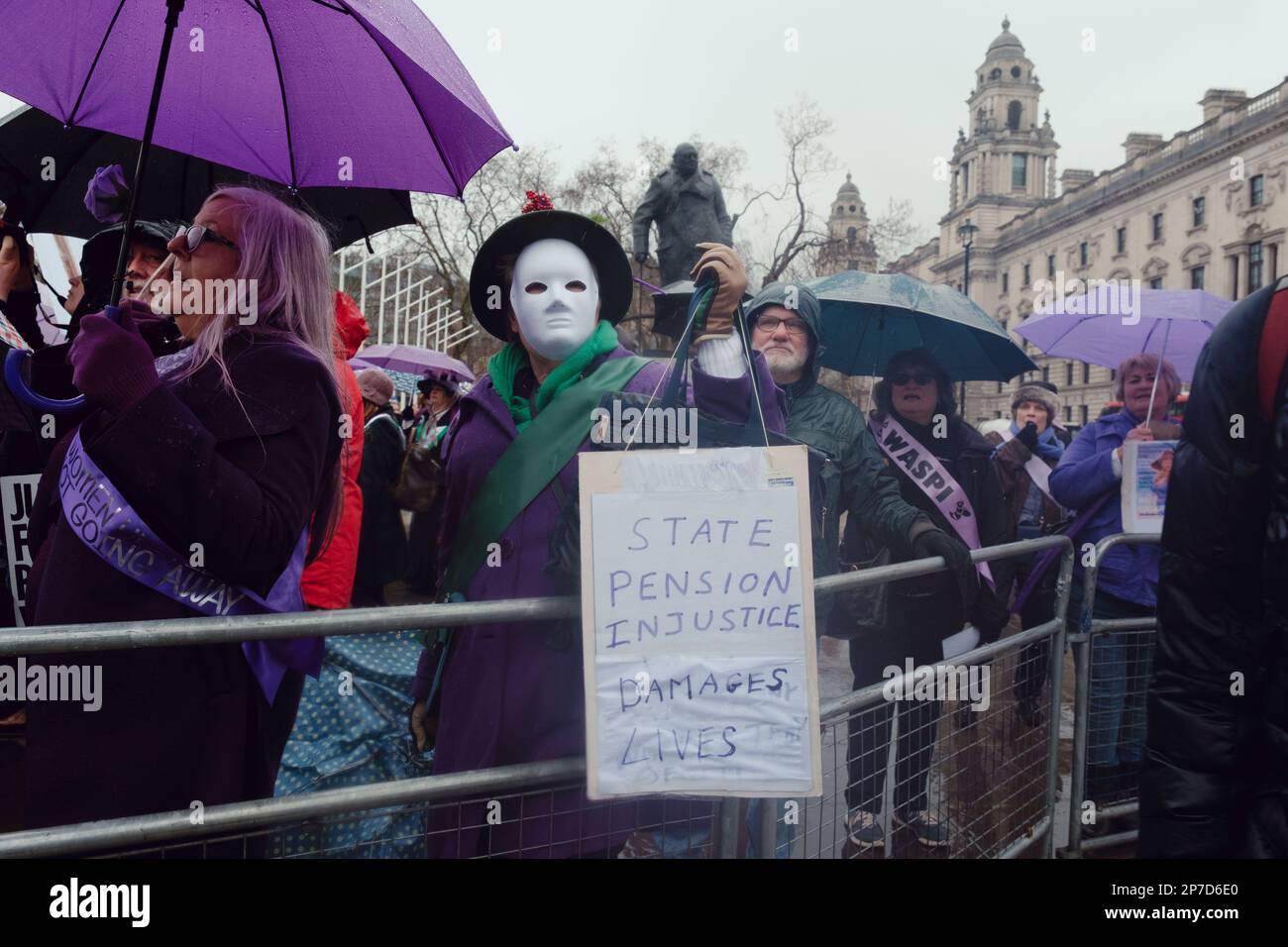 Londres, Royaume-Uni. 8th mars 2023. Les femmes contre l'inégalité des pensions de l'État manifestation du WASPI sur la place du Parlement à l'occasion de la Journée internationale de la femme crédit: João Daniel Pereira/Alay Live News Banque D'Images