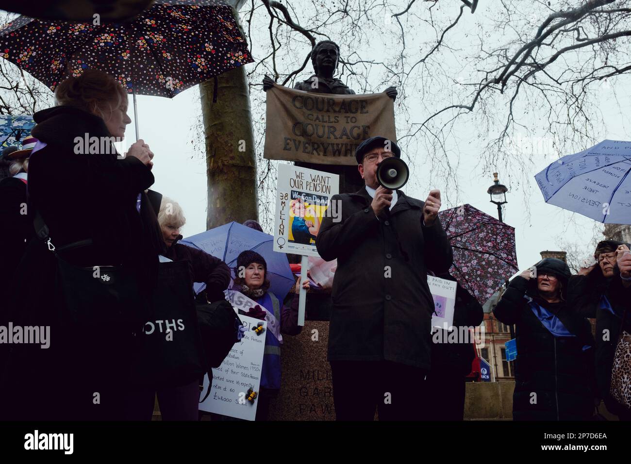 Londres, Royaume-Uni. 8th mars 2023. Les femmes contre l'inégalité des pensions de l'État manifestation du WASPI sur la place du Parlement à l'occasion de la Journée internationale de la femme crédit: João Daniel Pereira/Alay Live News Banque D'Images