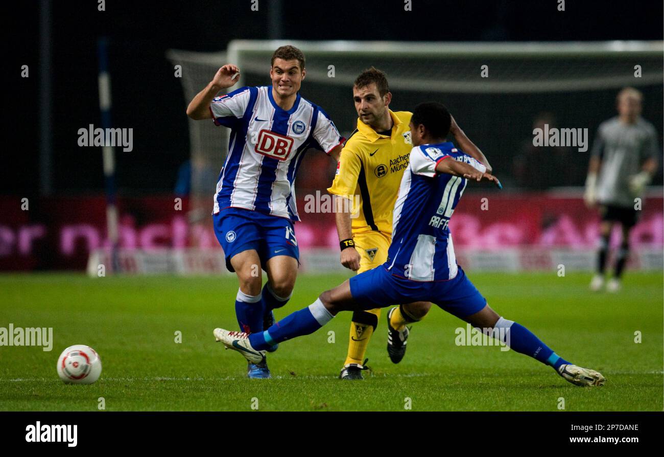Fussball, 2. Bundesliga, 7. Spieltag, Hertha BSC - Alemannia Aachen, Montag (04.10.10), Olympiastadion, Berlin:Berlins Mittelfeldspieler Sascha Bigalke (l.), Aachens Thomas Stehle (M.) und Berlins Angreifer Raffael (Brasilien) kaempfen um den Ball. Das Spiel endete 0:0. +++ Achtung Bildredaktionen: Die Verwendung der Bilder fuer die gedruckten Ausgaben der Zeitungen und andere Print-Medien ist ohne Einschraenkungen moeglich. Der DFB erlaubt ausserdem die Publikation und Weiterverwertung von maximal sechs Bildern pro Spiel im Internet. Eine Weiterverwertung im IPTV, Mobilfunk und durch sonstige Banque D'Images