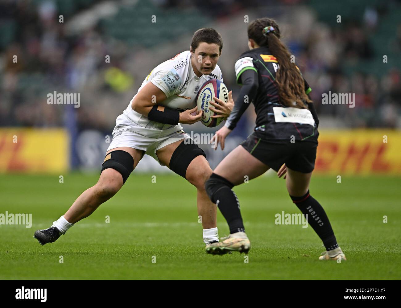 Twickenham . Royaume-Uni. 04 mars 2023. Allianz Premier 15s Rugby. Grand jeu 14. Harlequins V Exeter Chiefs. Stade de Twickenham. Twickenham . Coquelicot Leitch (Exeter, capitaine) tente de passer par Lucy Packer (Harlequins) pendant le match de rugby Harlequins V Exeter Chiefs Allianz Premier 15s. Banque D'Images