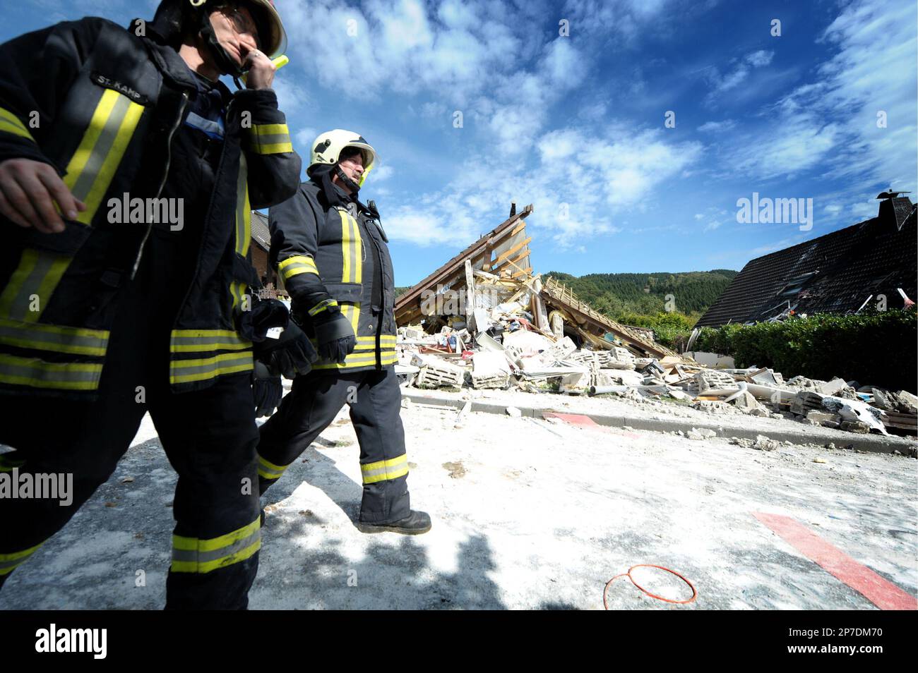 Feuerwehrmaenner gehen am Montag (20.09.10) in Bergneustadt an einem