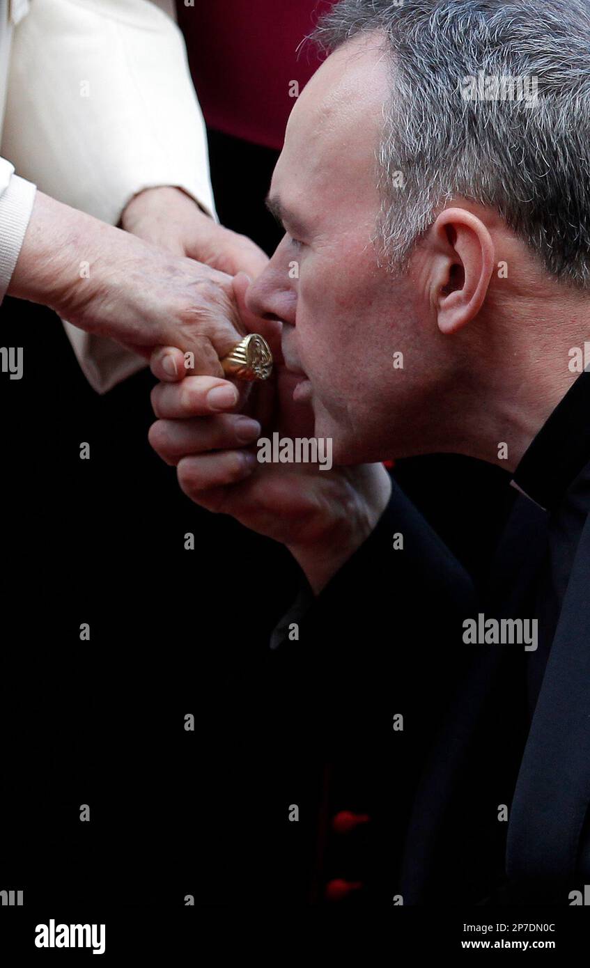 A priest kisses the ring of Pope Benedict XVI when the pope arrived at St Peter's Residence in London Saturday Sept 18, 2010. The pope is on a four-day visit to England and Scotland. (AP Photo / Luke MacGregor, Pool) Banque D'Images