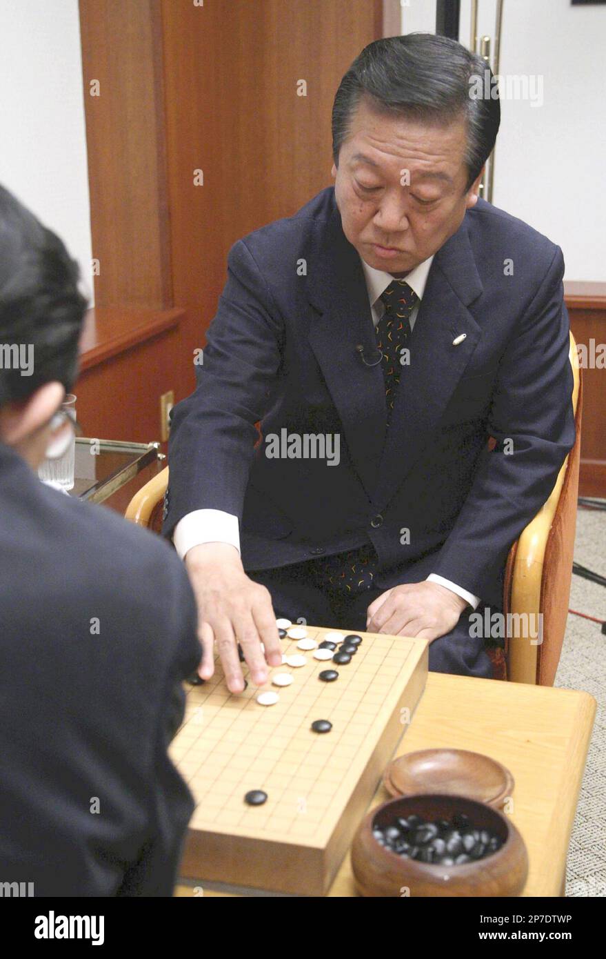 File-Ichiro Ozawa, President of Democratic Party of Japan (DPJ), plays GO game against Kaoru Yosano, former Chief Cabinet Secretary of Liberal Democratic Party (LDP), in the public viewing, Minato Ward, in Tokyo, Oct. 28, 2007. Ozawa, reportedly taught GO by Yosano, gifted a Go player, has several matches. 68-year old kingpin of DPJ, is to vie with incumbent Prime Minister Naoto Kan for the party's presidency on Sept. 14, 2010. ( The Yomiuri Shimbun via AP Images ) Banque D'Images