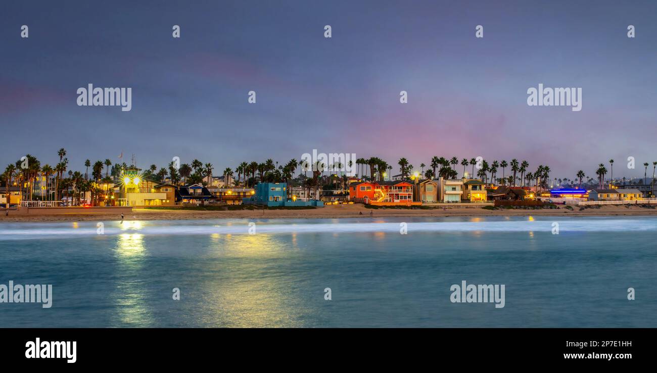 Maisons colorées la nuit sur la plage impériale à San Diego, Californie Banque D'Images