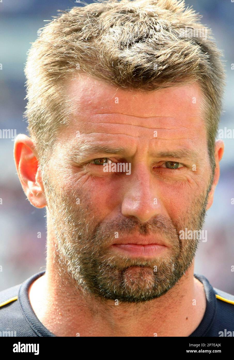 Frankfurt's coach Michael Skibbe is seen prior to the German first division Bundesliga soccer match between Hannover 96 and Eintracht Frankfurt in Hanover, Germany, Saturday, Aug. 21, 2010.(apn Photo/Joerg Sarbach) ** NO MOBILE USE UNTIL 2 HOURS AFTER THE MATCH, WEBSITE USERS ARE OBLIGED TO COMPLY WITH DFL-RESTRICTIONS, SEE INSTRUCTIONS FOR DETAILS ** Banque D'Images