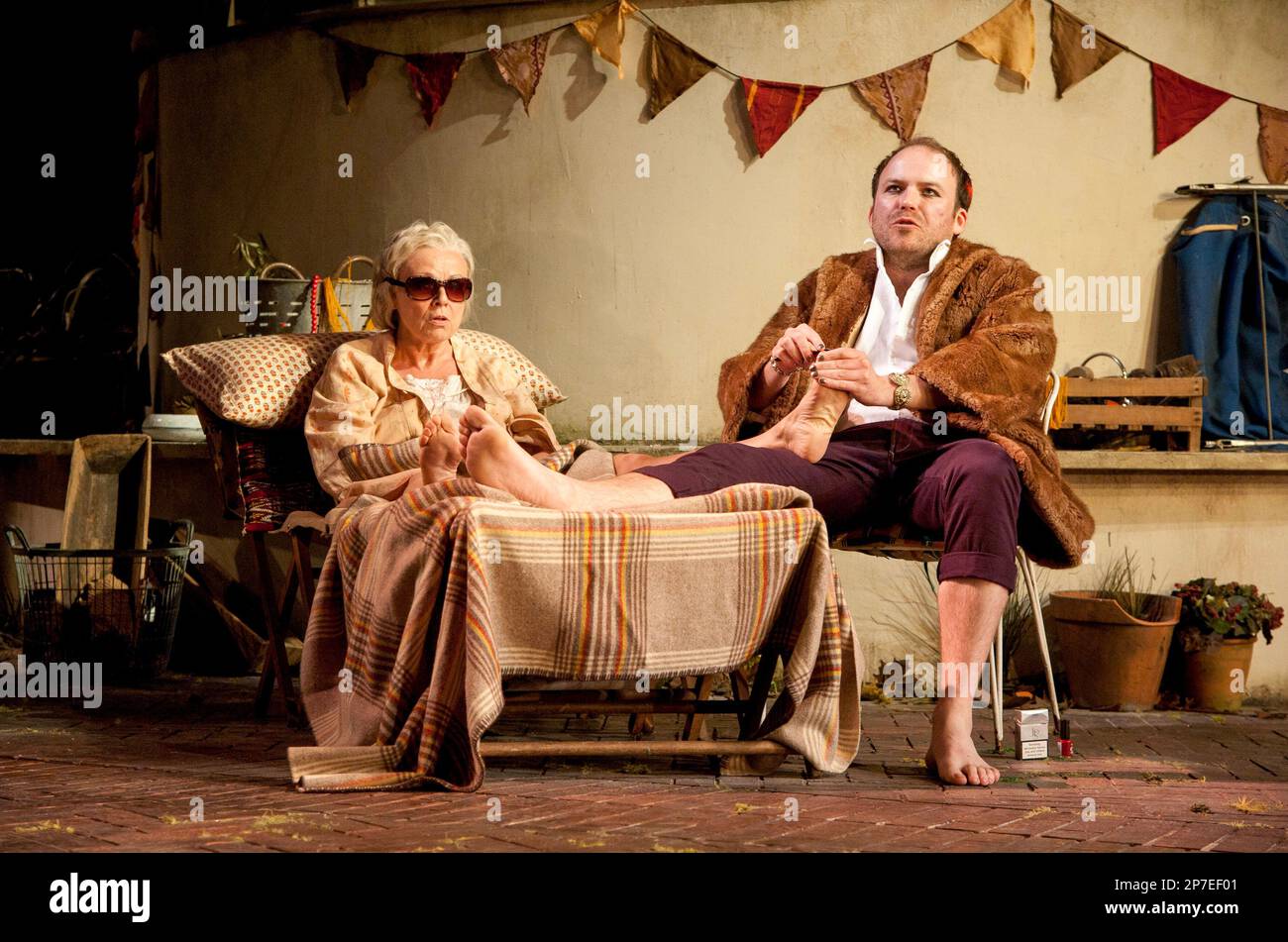 Julie Walters (Judy), Rory Kinnear (Nick) dans LE DERNIER DE la HAUSSMANS par Stephen Beresford au Lyttelton Theatre, National Theatre (NT), Londres SE1 19/06/2012 design: Vicki Mortimer Lighting: Mark Henderson réalisateur: Howard Davies Banque D'Images