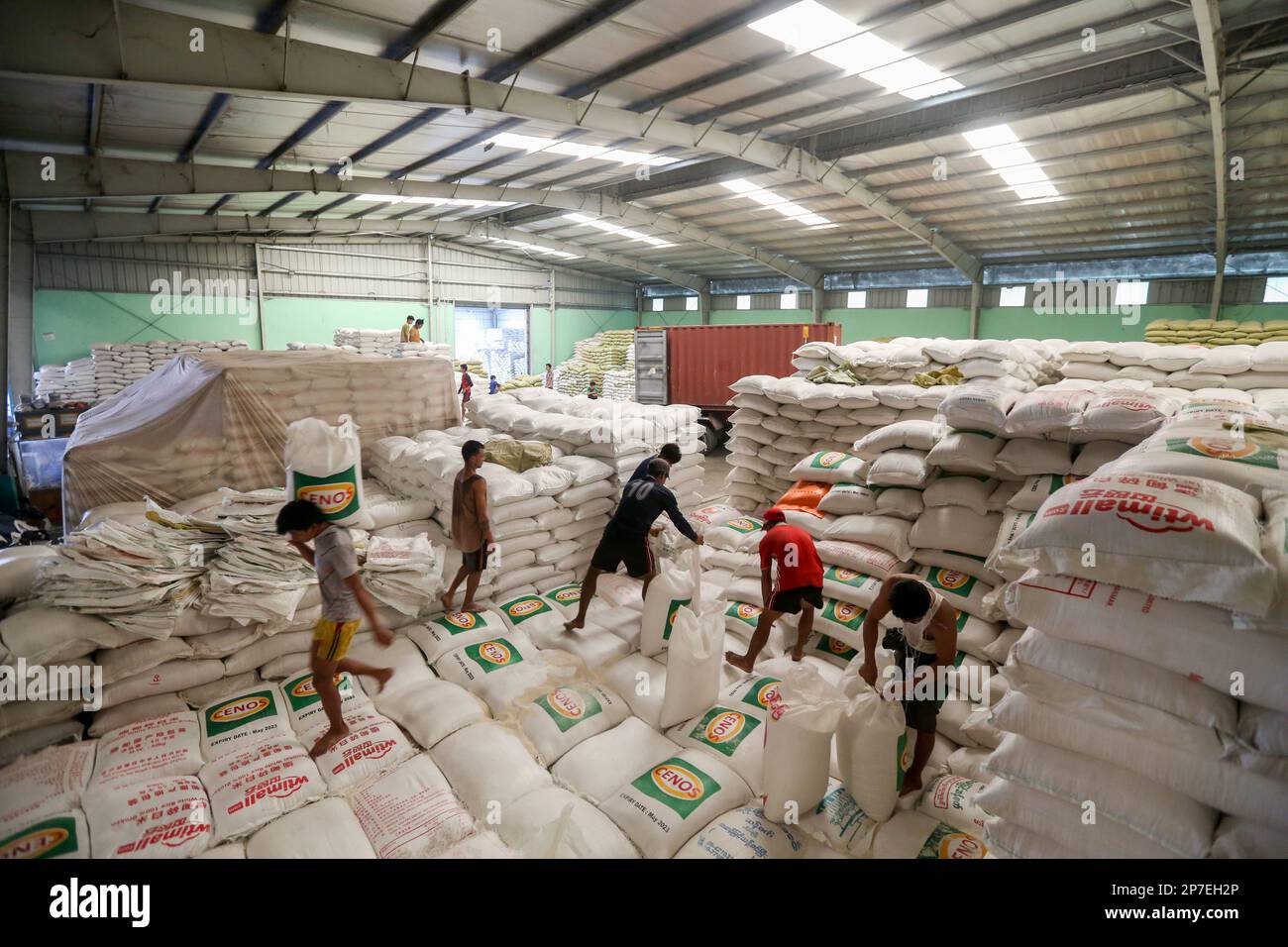 Yangon, Myanmar. 8th mars 2023. Les travailleurs transportent des colis de riz dans un entrepôt de Yangon, au Myanmar, au 8 mars 2023. Le Myanmar a exporté 106 855 tonnes de riz en février de cette année, contre 171 811 tonnes de riz exportées en janvier, a déclaré mardi la Fédération du riz du Myanmar (FRM). Credit: Myo Kyaw SOE/Xinhua/Alay Live News Banque D'Images