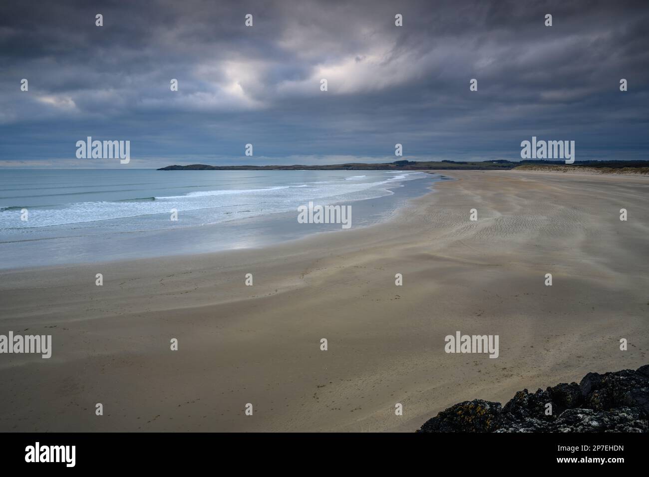 Plage de sable au crépuscule sur l'île d'Angelsey Banque D'Images