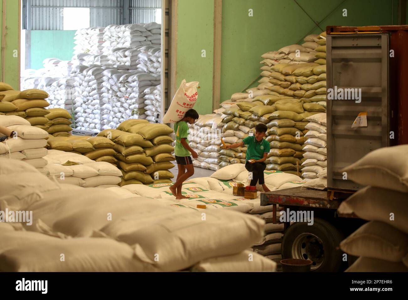 Yangon, Myanmar. 8th mars 2023. Un travailleur transporte un paquet de riz dans un entrepôt de Yangon, au Myanmar, au 8 mars 2023. Le Myanmar a exporté 106 855 tonnes de riz en février de cette année, contre 171 811 tonnes de riz exportées en janvier, a déclaré mardi la Fédération du riz du Myanmar (FRM). Credit: Myo Kyaw SOE/Xinhua/Alay Live News Banque D'Images