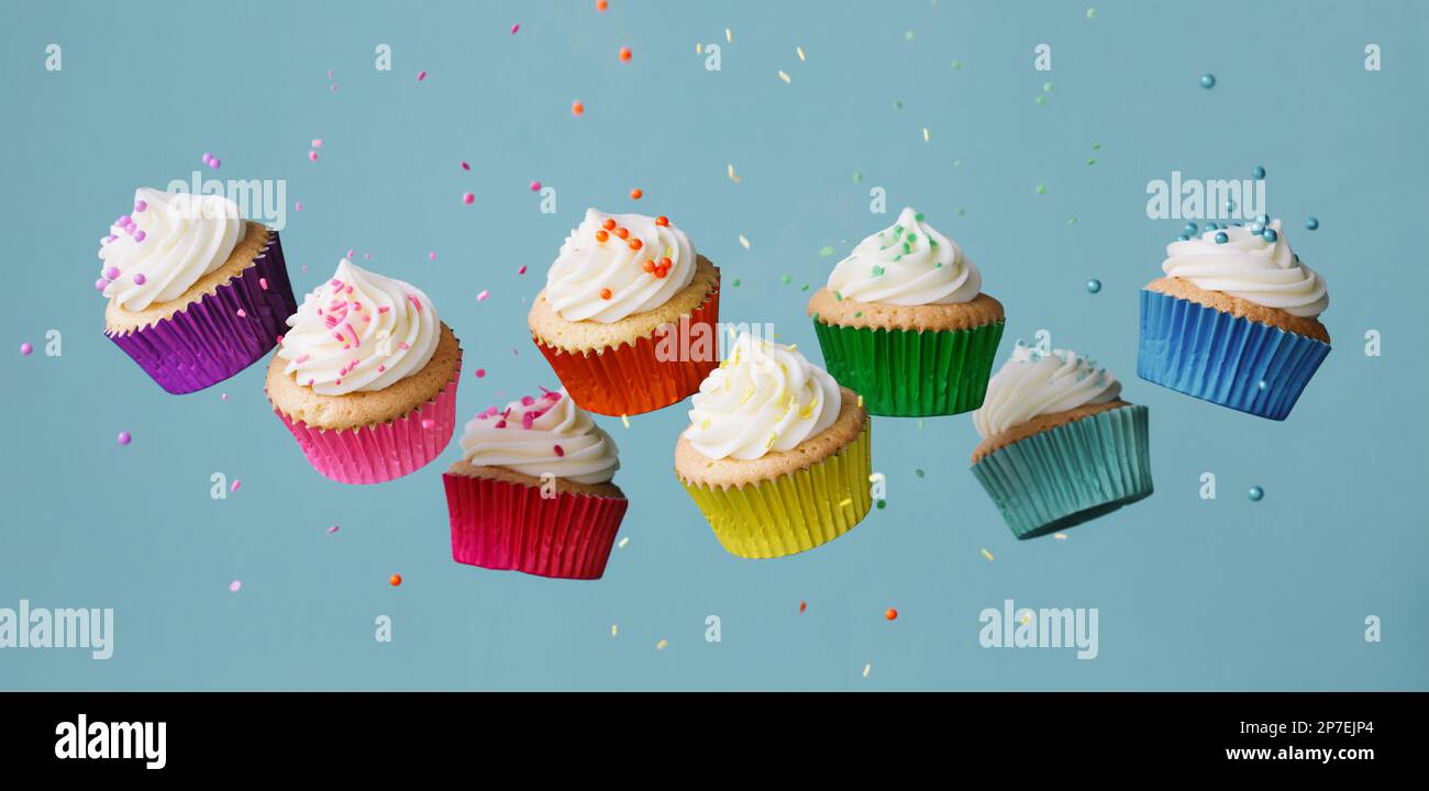Banderole avec rangée de petits gâteaux arc-en-ciel colorés et tombants, saupoudrées de sucre Banque D'Images