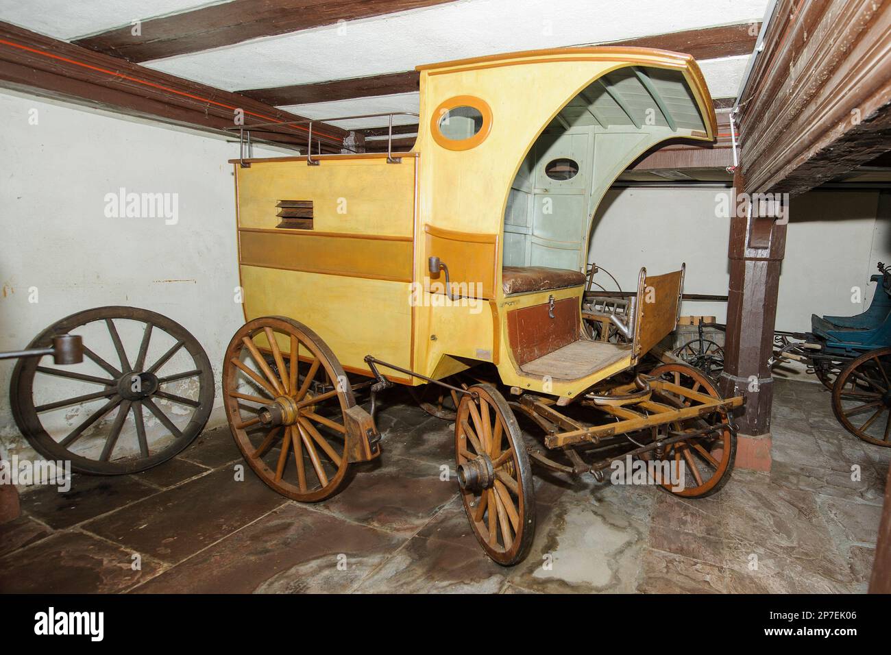 Kutsche mit zwei Achsen mit Vordach in ehemaliger Geräteschuppen von Museum Grimm-Haus, Steinau an der Straße, Hessen, Deutschland, Europa Banque D'Images