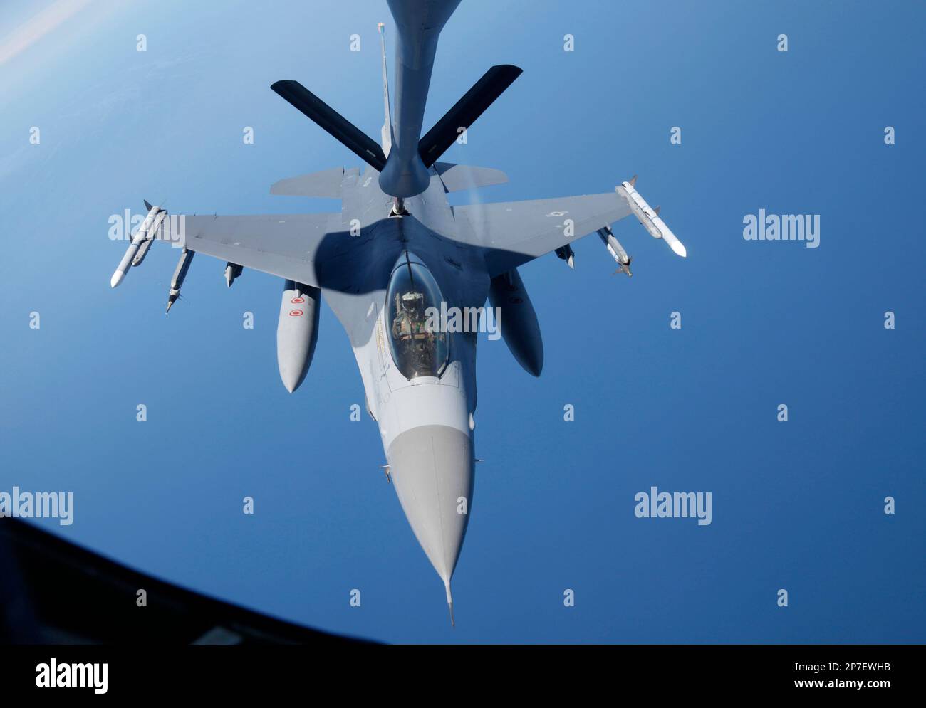 The nosepiece, top, of a KC-135 Stratotanker from the 909 Air Fueling Squadron of the 18th Wing of the U.S. Air force, based in Japan's Kadena, is connected to a F-16 Fighting Falcon from the U.S. Seventh Air Force's 8th Fighter Wing, based in South Korea's Gunsan, for aerial refueling during a joint military drills between South Korea and the U.S. over the East Sea, east of Seoul, South Korea, Monday, July 26, 2010. (AP Photo/Lee Jae-won, Pool) Banque D'Images