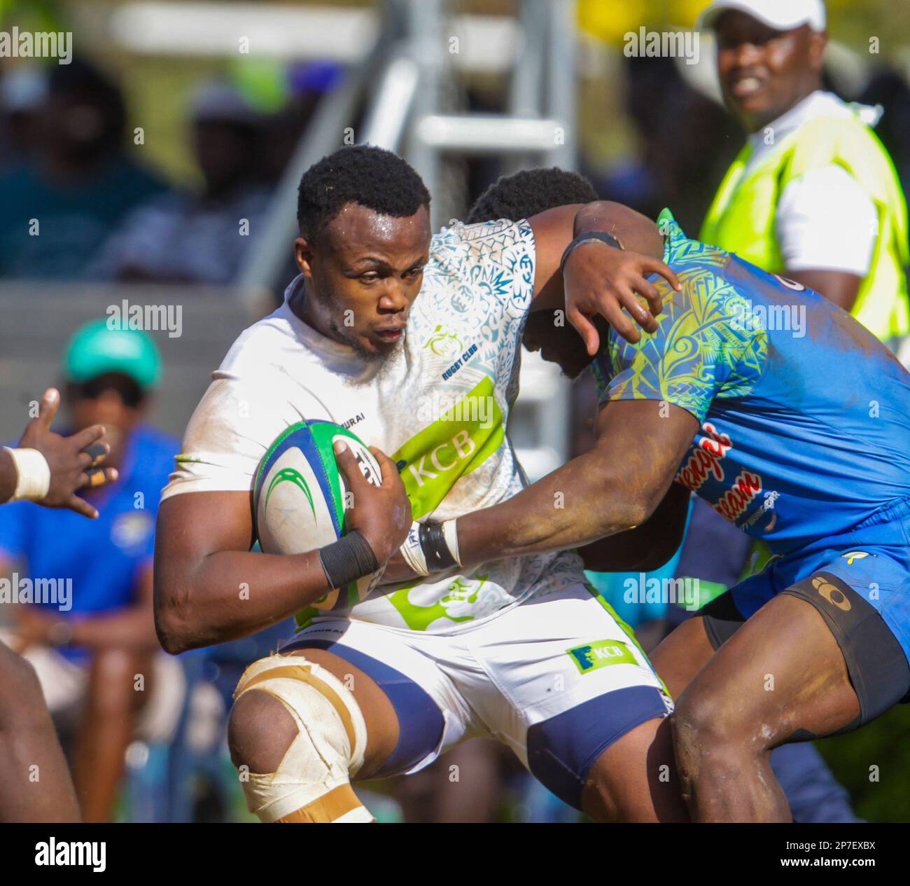 Max Kang'eri de KCB et Beldad Ogeta de Menengai Oilers lors du match de rugby demi-finale de la coupe du Kenya entre Menengai Oilers et KCB au KCB sports Club. Nairobi, Kenya. Banque D'Images