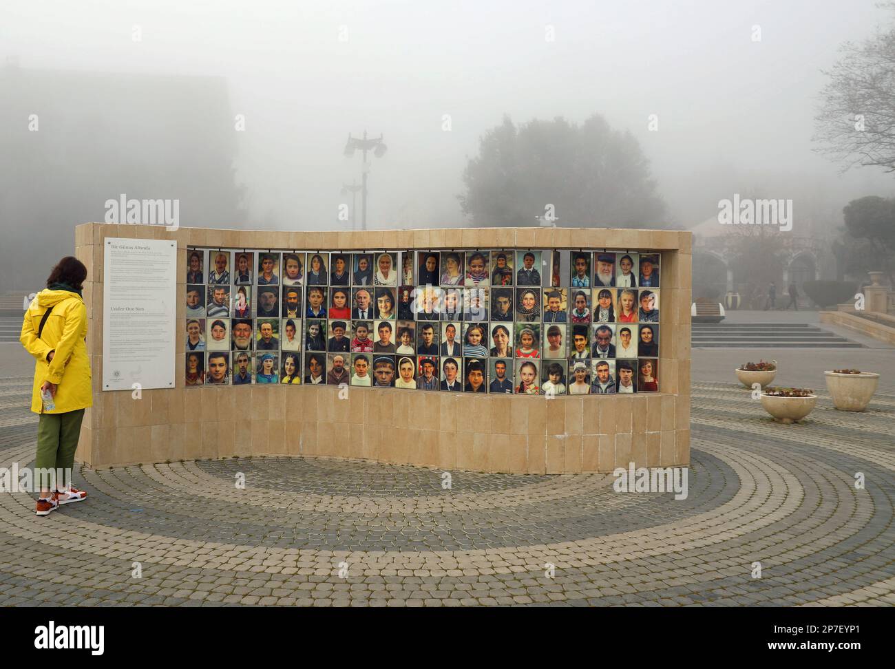 Sous un soleil exposition photographique à Bakou Banque D'Images
