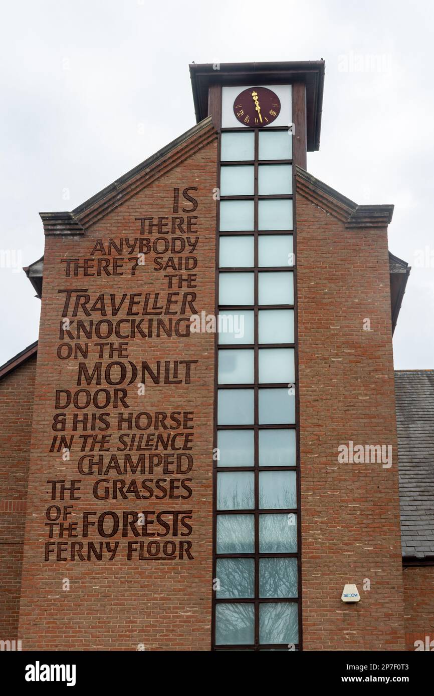 Hôtel Premier Inn à Guildford, Surrey, Angleterre, Royaume-Uni, avec Walter de la Mare poème "les auditeurs" en grandes lettres sur le mur Banque D'Images