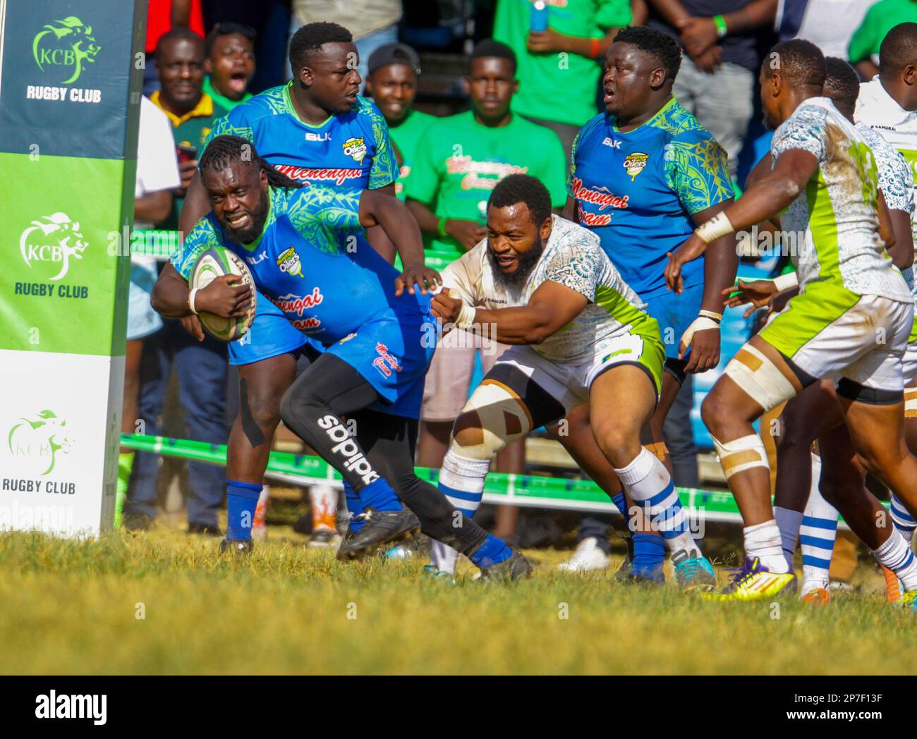 Samson Onsomu de Menengai Oilers et Griffin Musila de KCB lors du match de rugby en demi-finale de la coupe du Kenya entre Menengai Oilers et KCB au KCB sports Club. Nairobi, Kenya. Banque D'Images