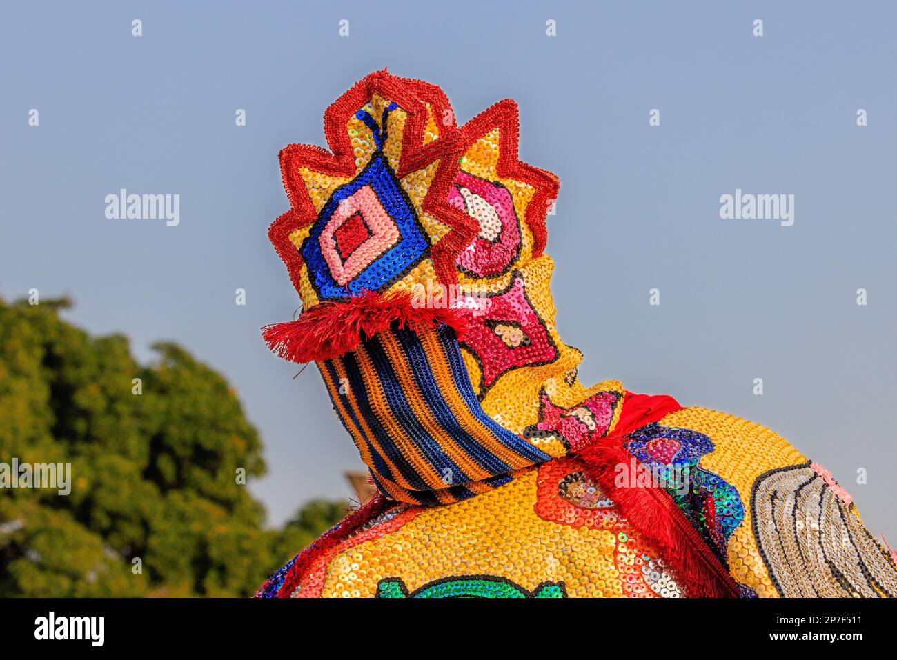 gros plan sur le visage masqué d'un eguinguin aux couleurs vives du festival voodoo annuel de ouidah au bénin Banque D'Images