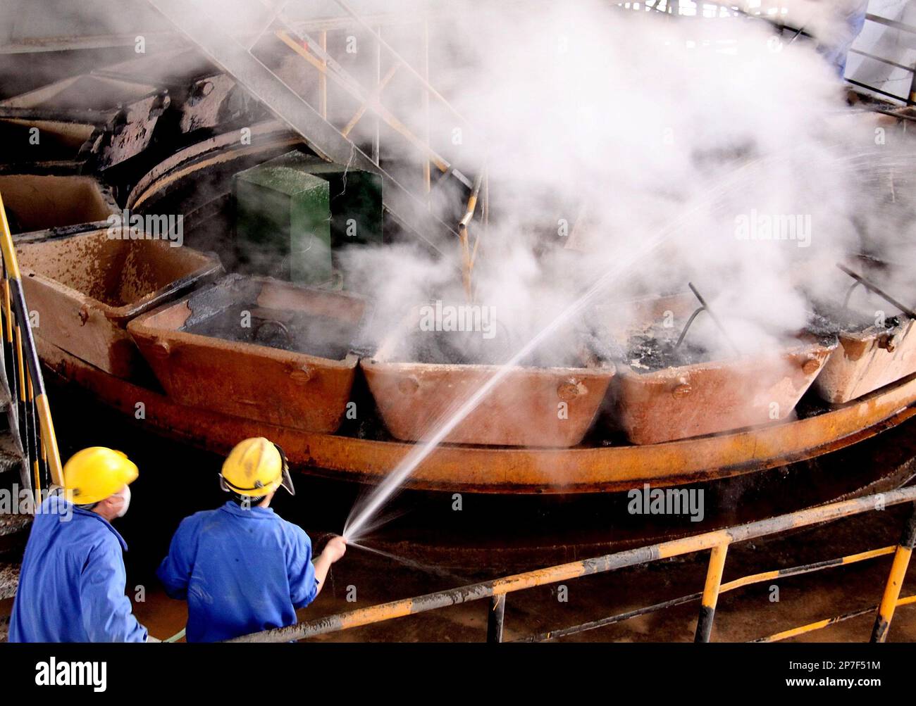 Workers work at a lead smelting factory of the Yuguang Gold and Lead Group in Jiyuan in central China's Henan province on Wednesday, July 14, 2010. China's economy expanded by 11.1 percent year-on-year to reach 17,284 billion yuan in the first half of 2010, the National Bureau of Statistics (NBS) said Thursday. China's consumer price index (CPI), a main gauge of inflation, rose 2.6 percent in the first half.(Photo By Ping Bai/Color China Photo/AP Images) Banque D'Images