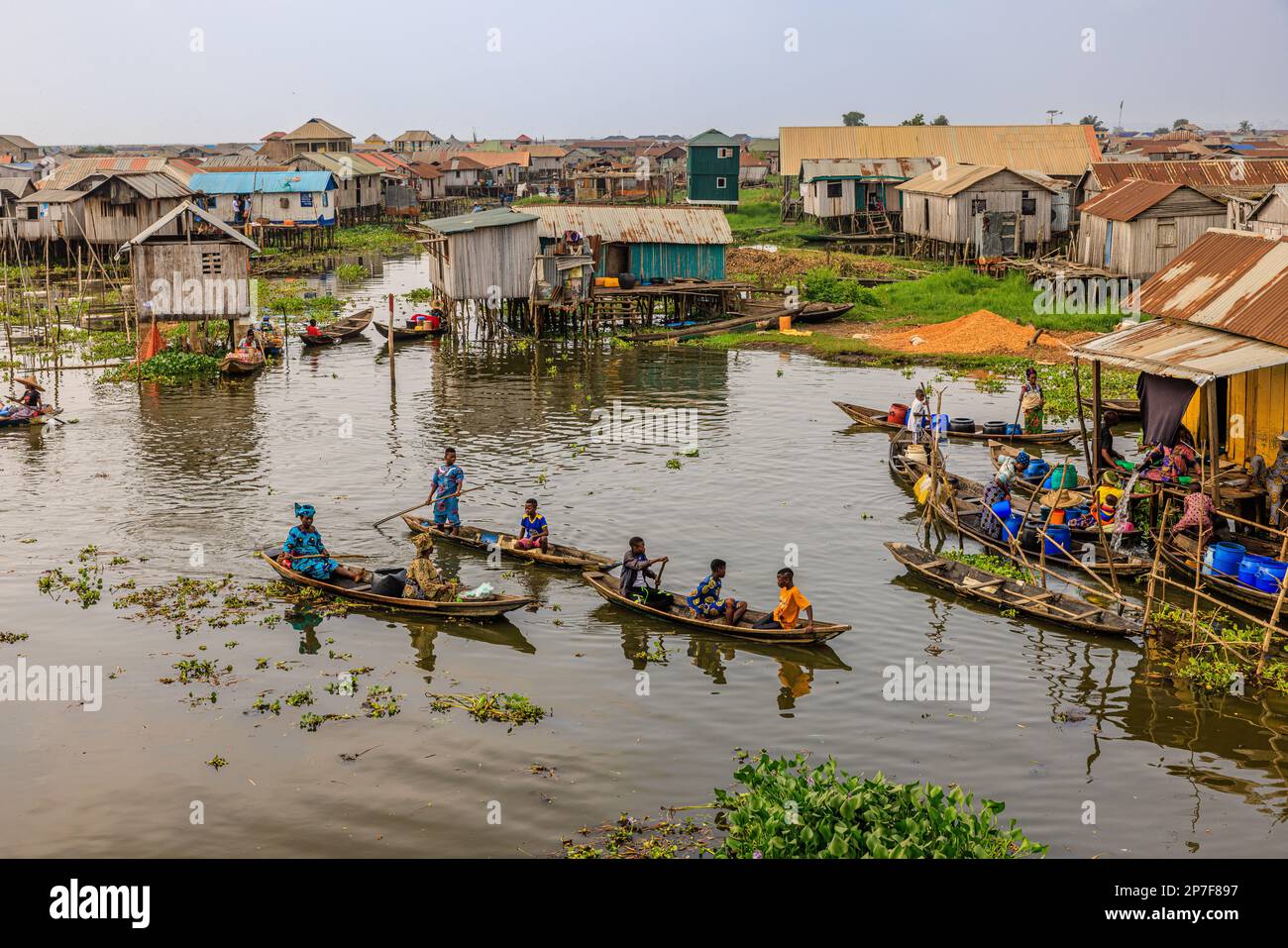 vue aérienne des bateaux traditionnels en bois pagayant vers le marché flottant de ganvie sur le lac nokwie bénin Banque D'Images