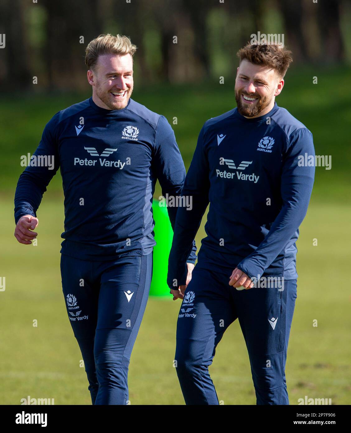 Édimbourg, Écosse, Royaume-Uni. 8th mars 2023 : Guinness six Nations 2023. ScotlandÕs Stuart Hogg et Ali Price lors de la session d'entraînement de l'équipe de rugby écossaise, Oriam, Riccarton, Édimbourg. Crédit: Ian Rutherford Alamy Live News crédit: Ian Rutherford/Alay Live News Banque D'Images