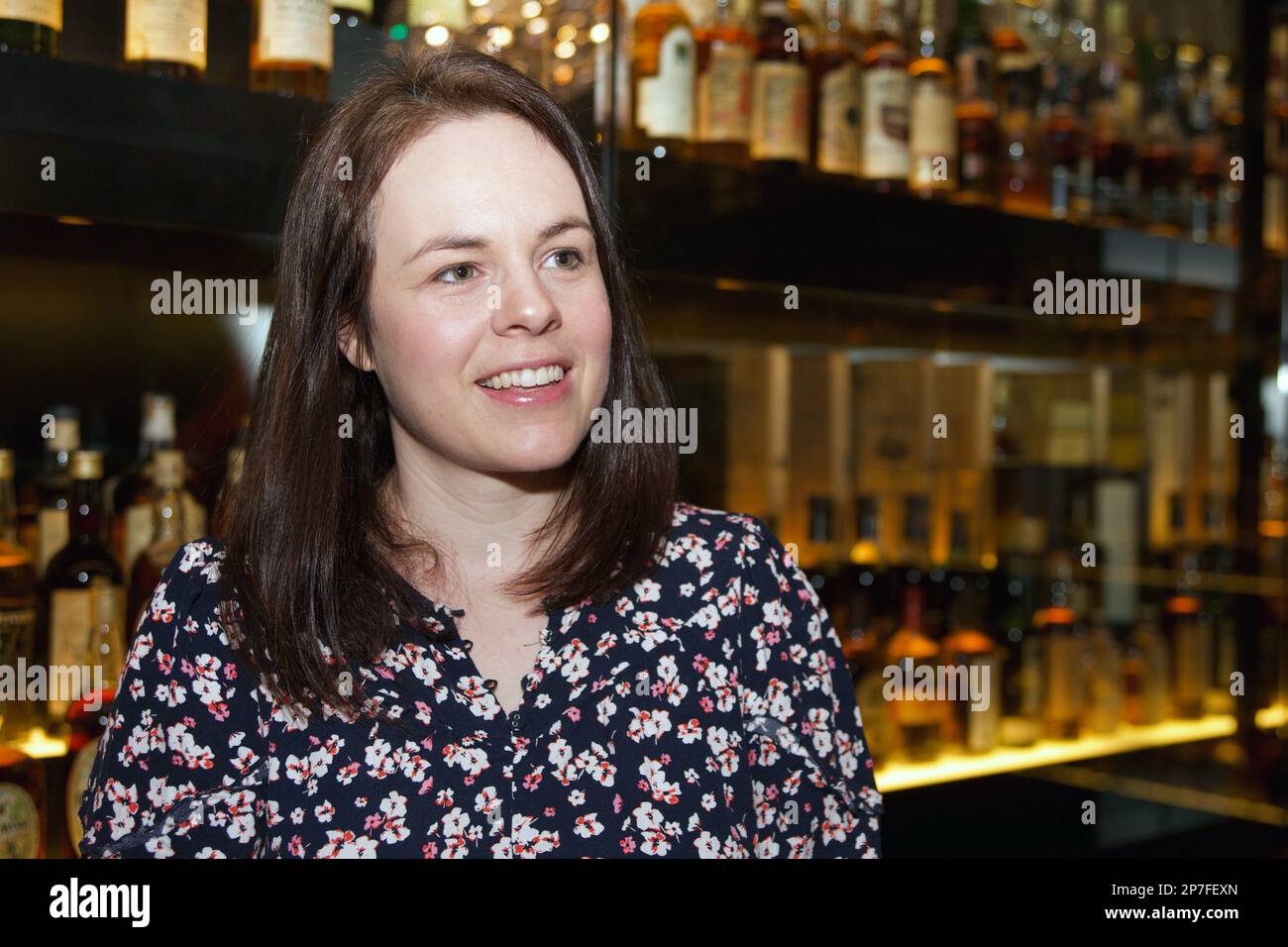Édimbourg, Royaume-Uni, 8 mars 2023 : Kate Forbes, candidate à la direction du Parti national écossais, fait campagne à l'expérience du whisky écossais. pic Credit: Terry Murden/Alamy Live News Banque D'Images