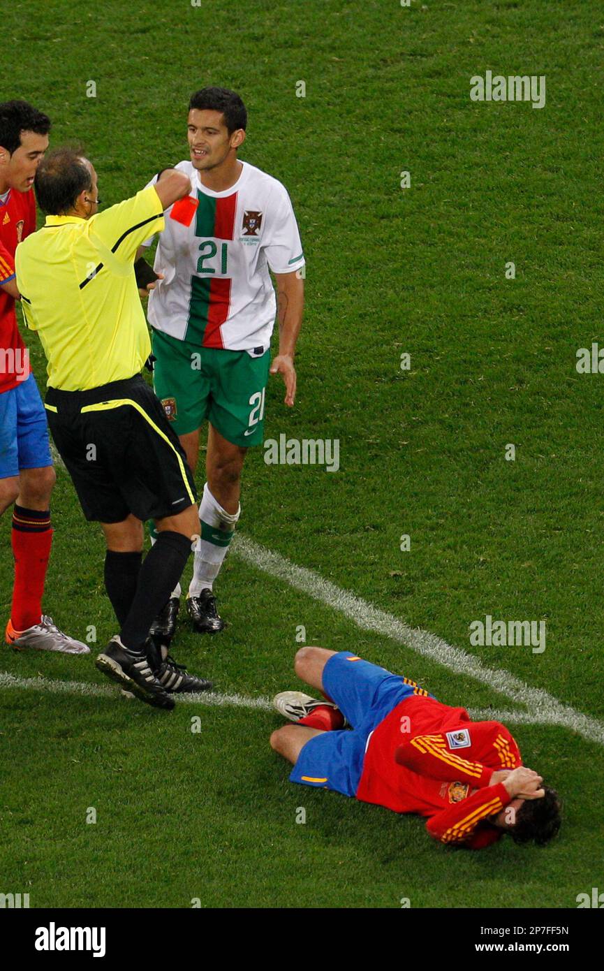 Portugal's Ricardo Costa, top, is sent off by referee Hector Baldassi, from Argentina, left, after fouling Spain's Joan Capdevila, bottom, during the World Cup round of 16 soccer match between Spain and Portugal at the Green Point stadium in Cape Town, South Africa, Tuesday, June 29, 2010. Spain won 1-0. (AP Photo/Roberto Candia) Banque D'Images
