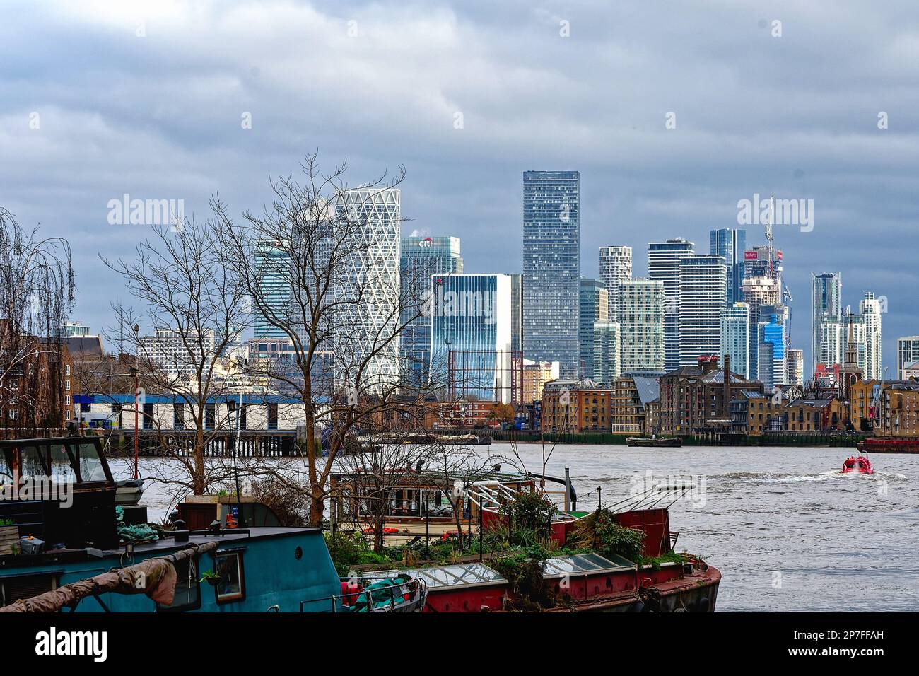 Canary Wharf, vu le long de la Tamise depuis Bermondsey, est de Londres, Angleterre, Royaume-Uni Banque D'Images