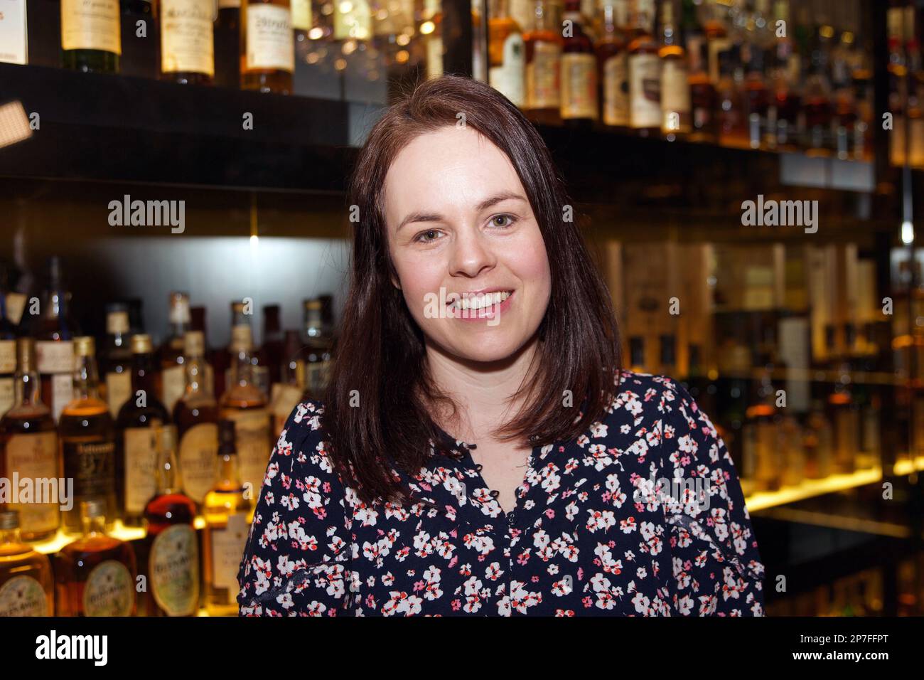Édimbourg, Royaume-Uni, 8 mars 2023 : Kate Forbes, candidate à la direction du Parti national écossais, fait campagne à l'expérience du whisky écossais. pic Credit: Terry Murden/Alamy Live News Banque D'Images