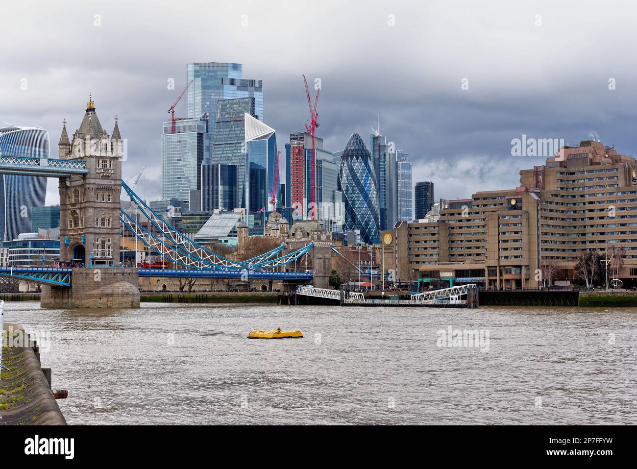 L'horizon moderne de la City de Londres contrastant avec les anciens bâtiments Angleterre Royaume-Uni Banque D'Images
