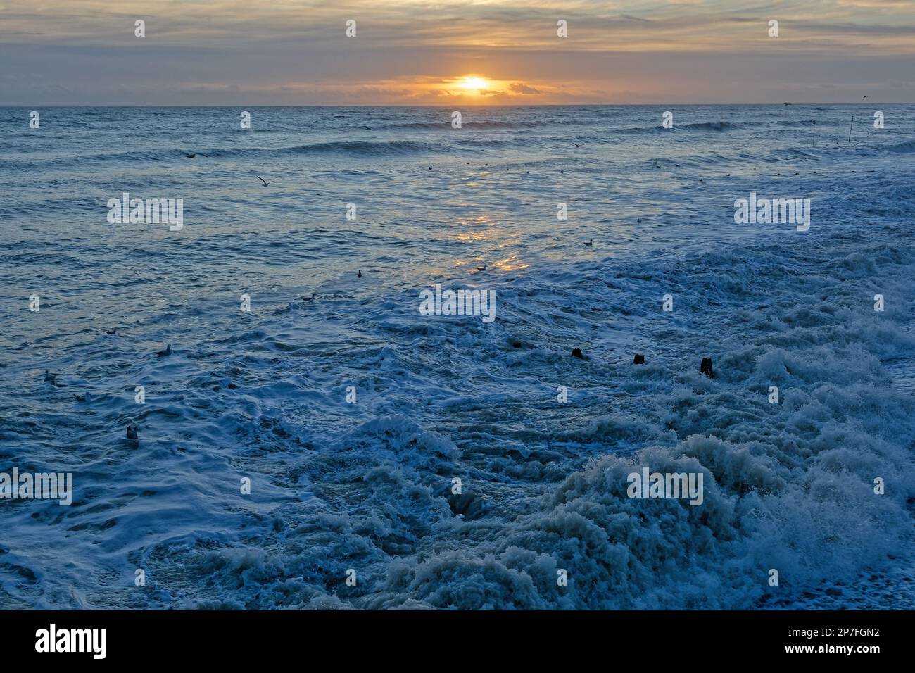 Un coucher de soleil d'hiver sur une mer et un horizon vides à Worthing West Sussex, Angleterre Royaume-Uni Banque D'Images