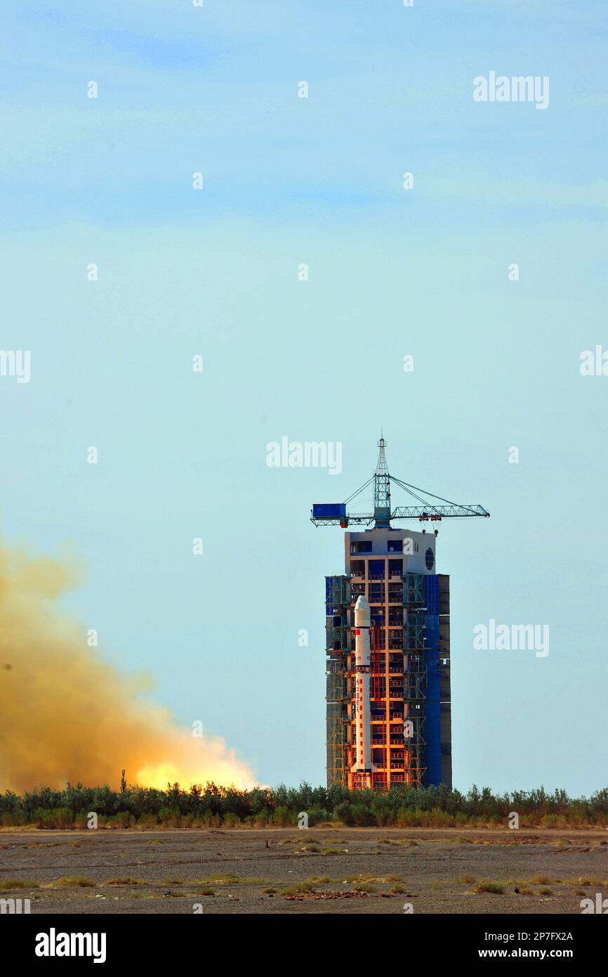 A Long March 2D carrier rocket carrying the scientific research satellite Shijian XII blasts off from the Jiuquan Satellite Launch Center in Jiuquan in northwest China's Gansu Province on Tuesday, June 15, 2010.(Photo By Liang Jie/Color China Photo/AP Images) Banque D'Images