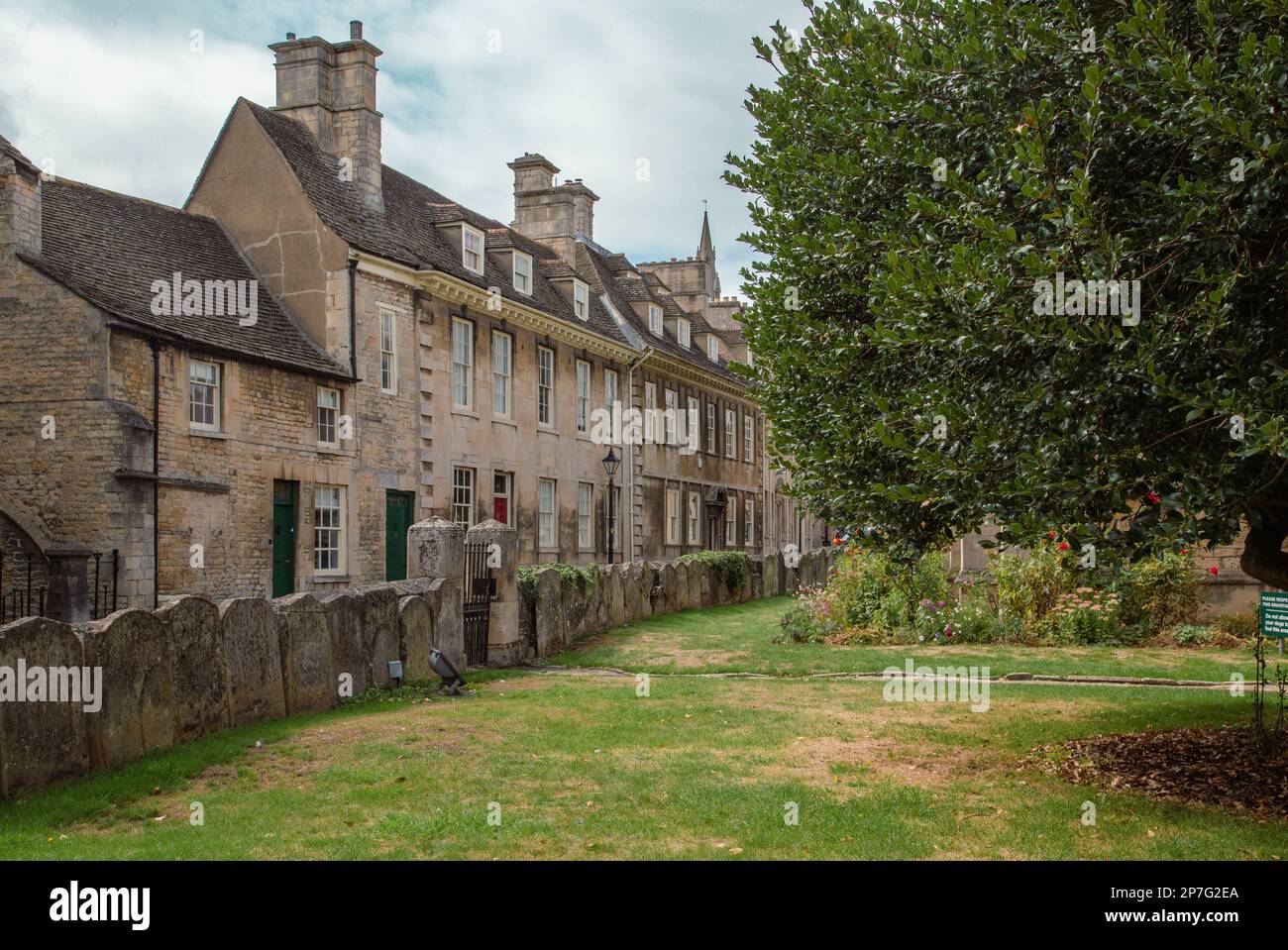 Une rangée de maisons à côté de l'église Saint-Georges à Stamford, Lincolnshire. Banque D'Images