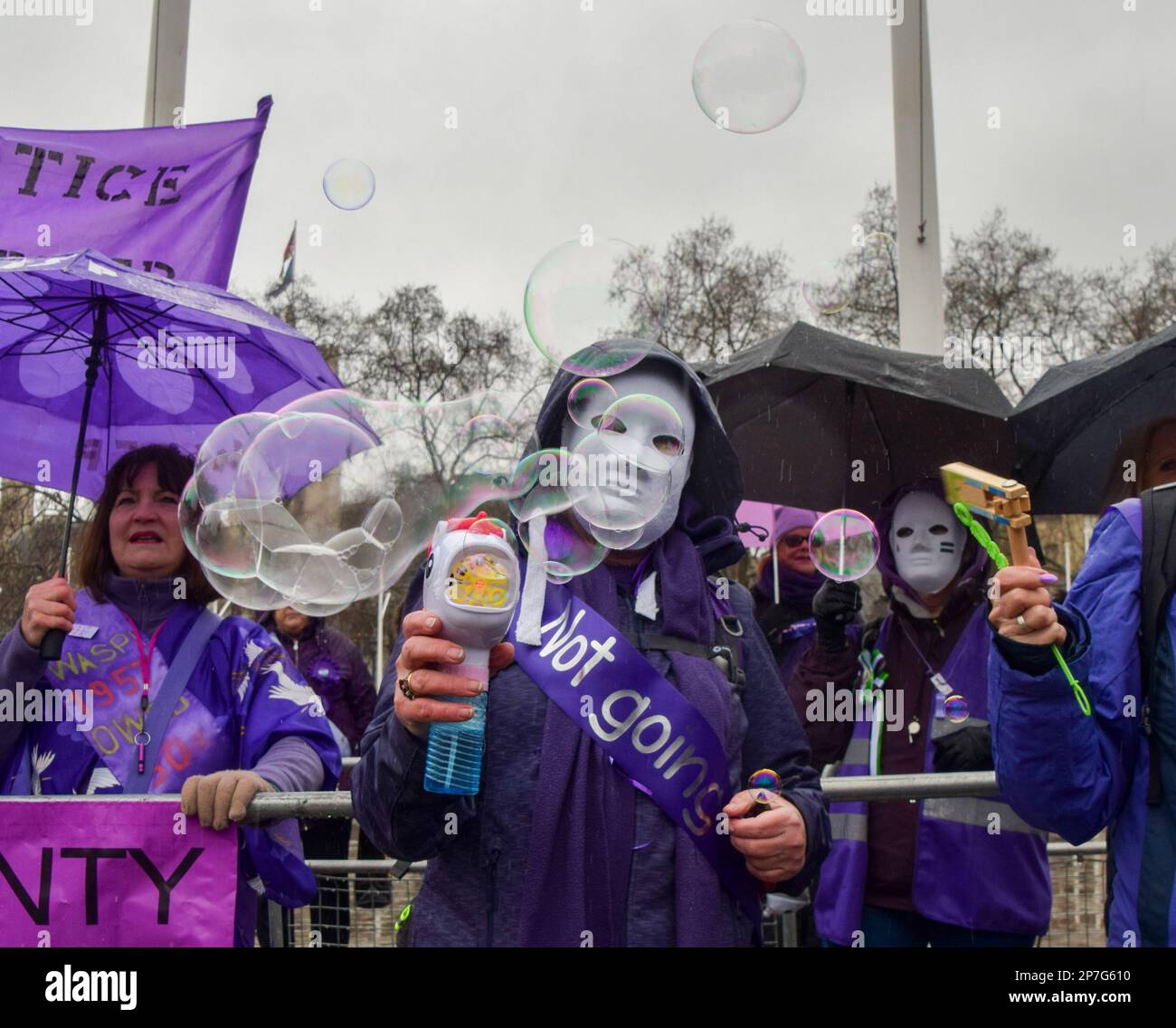 Londres, Royaume-Uni. 8th mars 2023. Les retraités se sont rassemblés sur la place du Parlement à l'occasion de la Journée internationale de la femme pour protester contre l'inégalité des retraites et ont exigé justice pour les femmes nées en 1950s, qui, selon les manifestants, ont été « volées » de leurs pensions. La manifestation a été organisée par WASPI (les femmes contre l'inégalité des pensions de l'État). Credit: Vuk Valcic/Alamy Live News Banque D'Images