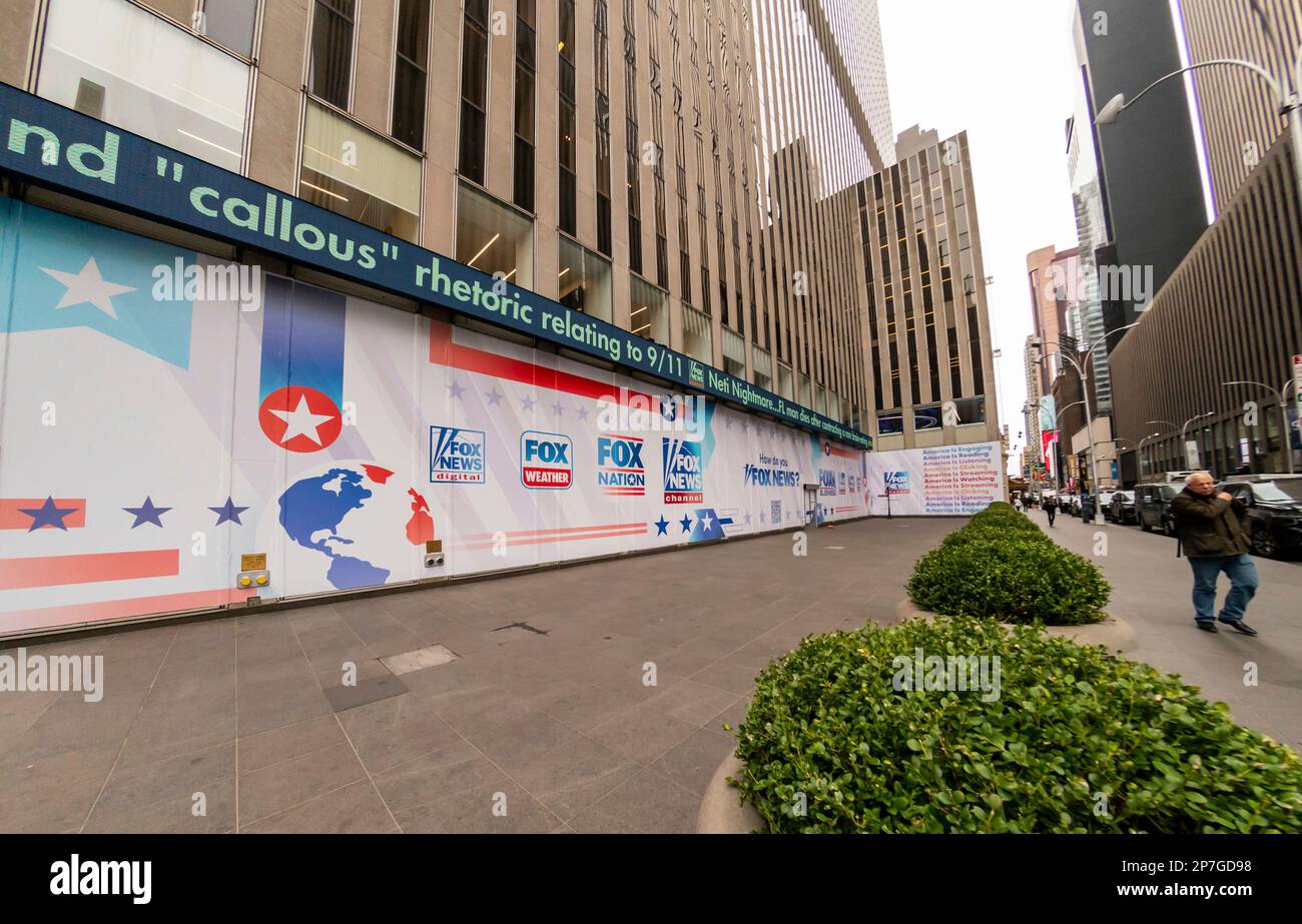 Publicité pour Fox News et d'autres produits de marque Fox couvrant les travaux de construction sur le siège de News Corp. à New York jeudi, 2 mars 2023. (© Richard B. Levine) Banque D'Images
