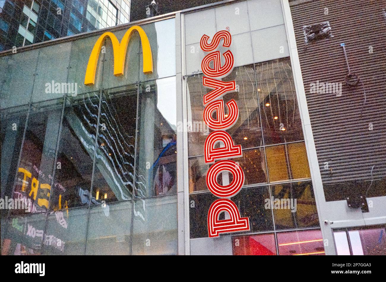 Un McDonald's à côté d'un restaurant Popeyes Louisiana Kitchen à Times Square à New York en février 2023. (© Richard B. Levine) Banque D'Images