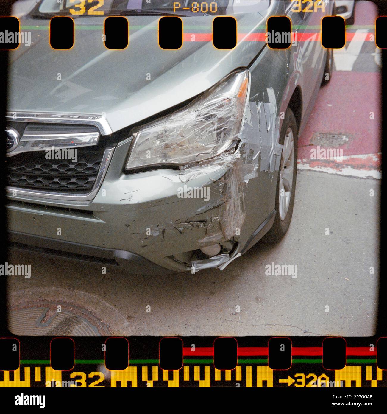Accident d'aile dans Midtown Manhattan à New York en février 2023. (© Richard B. Levine) photographié avec un appareil photo d'époque. Banque D'Images