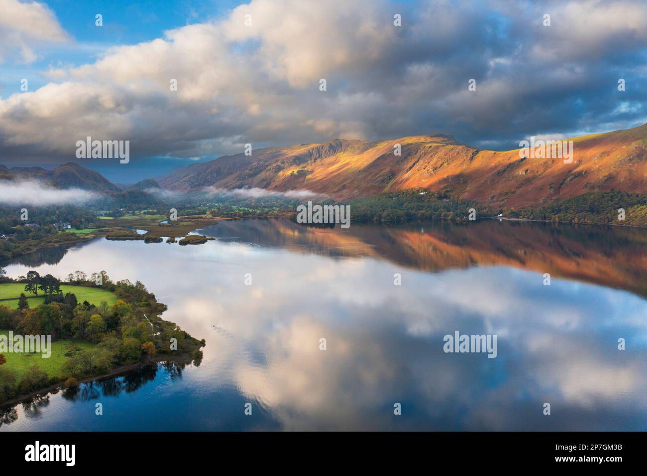 Angleterre, Cumbria, parc national de Lake District. Vue aérienne de Derwentwater, un lac populaire près de Keswick, à l'aube. Banque D'Images